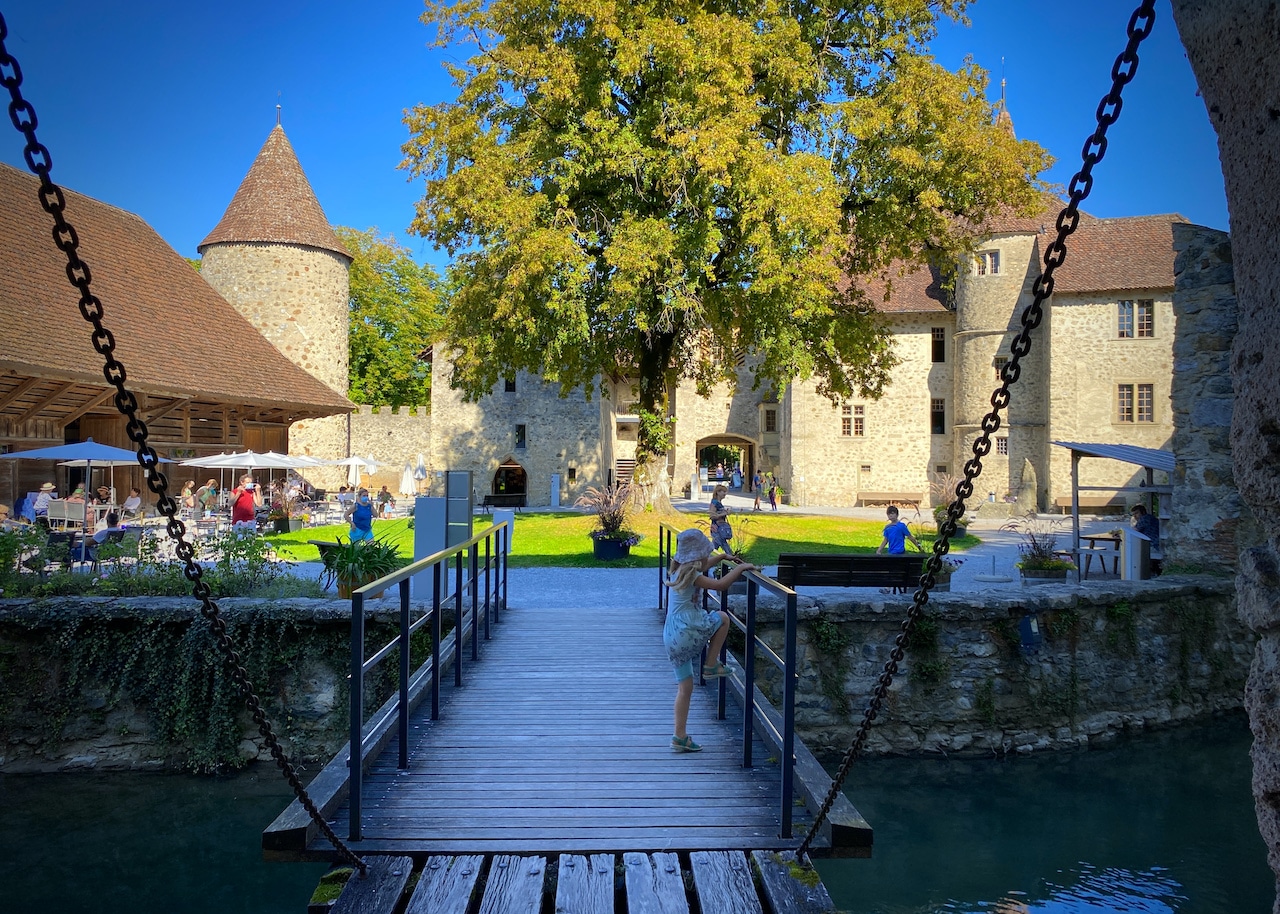 В Хальвильском замке сказки и были оживают легко. (© forall.swiss)