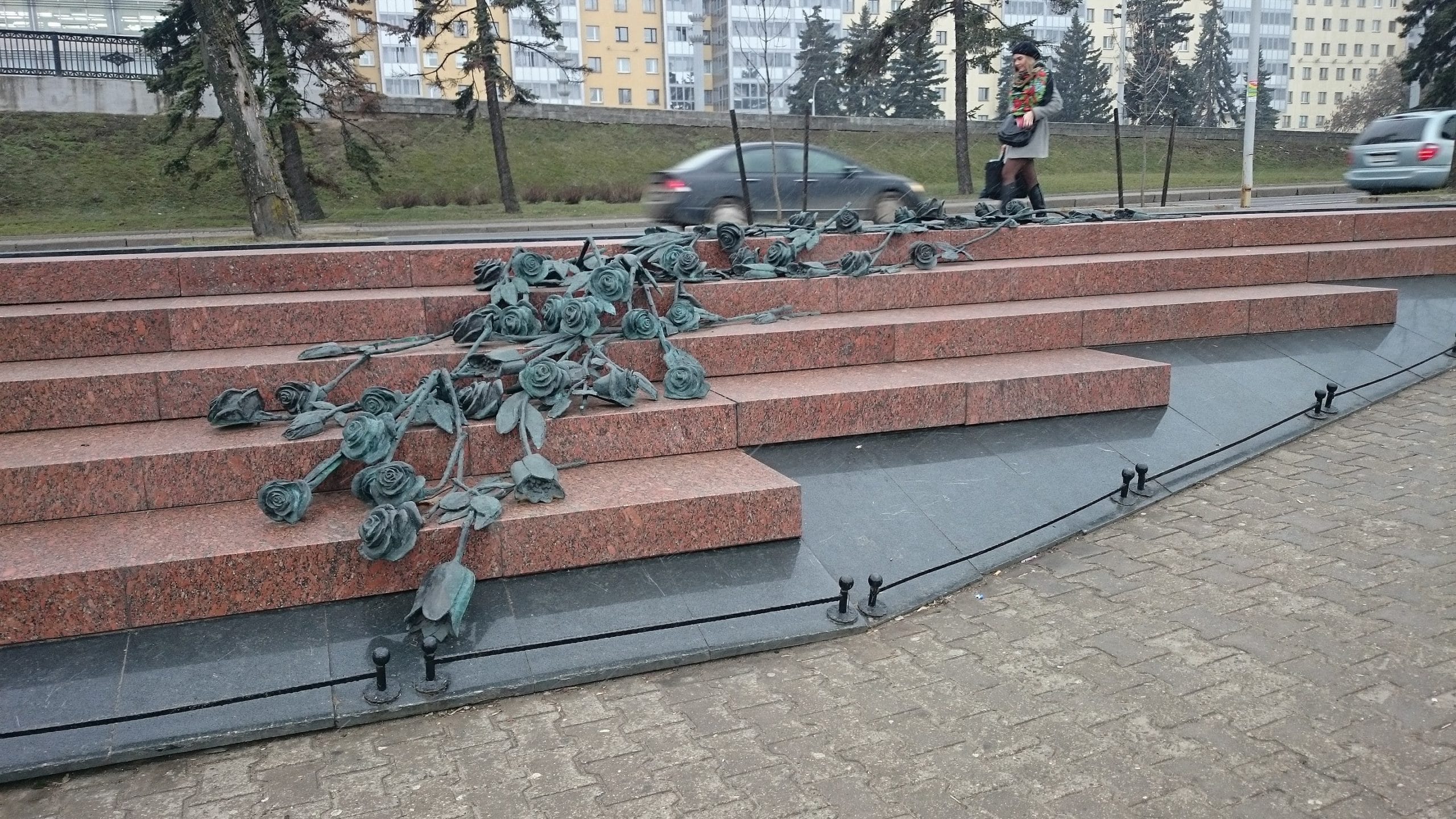Мемориал у метро «Немига» в Минске. 9 апреля 2016 г. (https://commons.wikimedia.org/wiki/File:Monument_at_Niamiha_metro_station.JPG © MMkay)