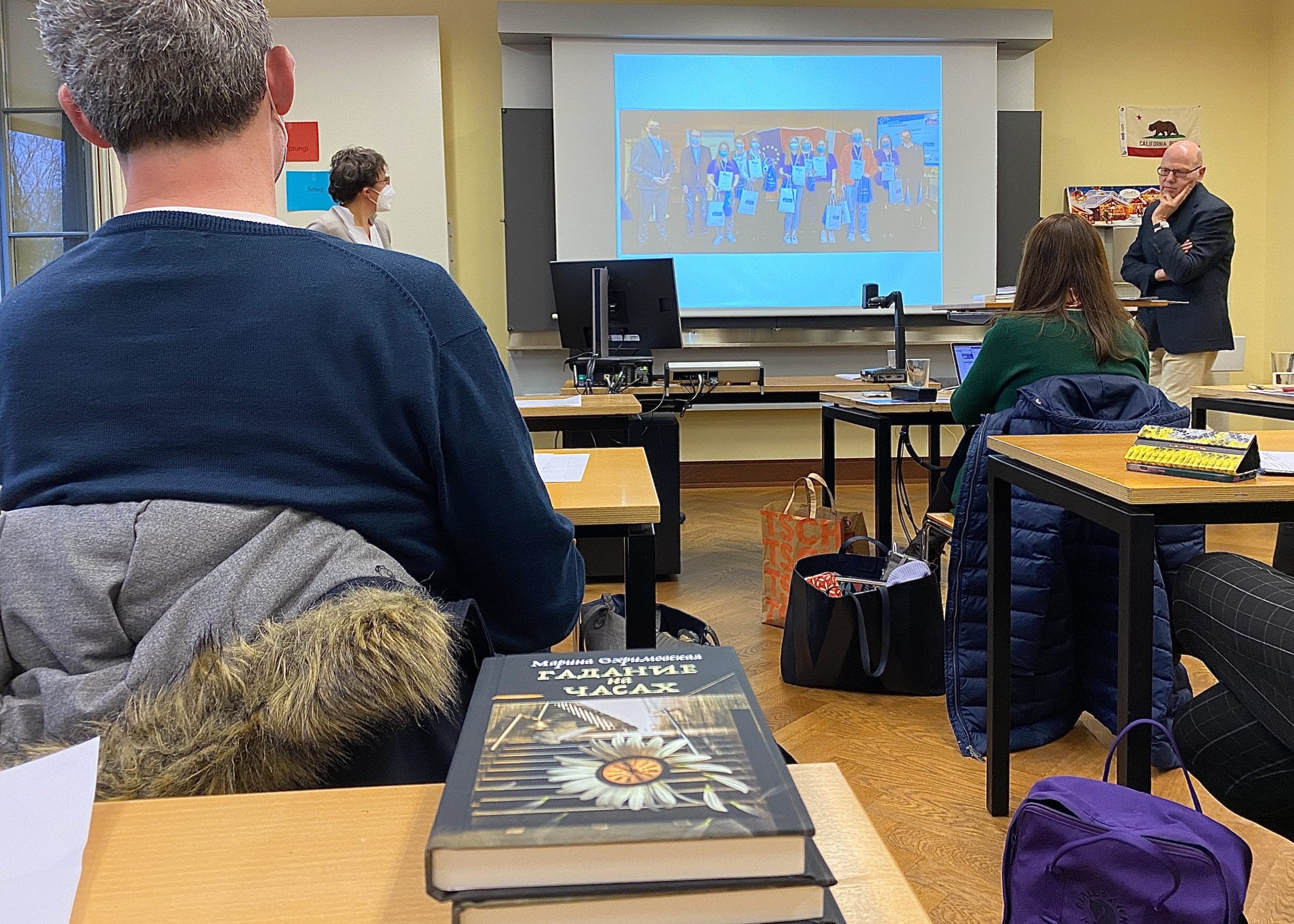 Книга «Гадание на часах» написана с любовью к современному русскому языку. (© forall.swiss)