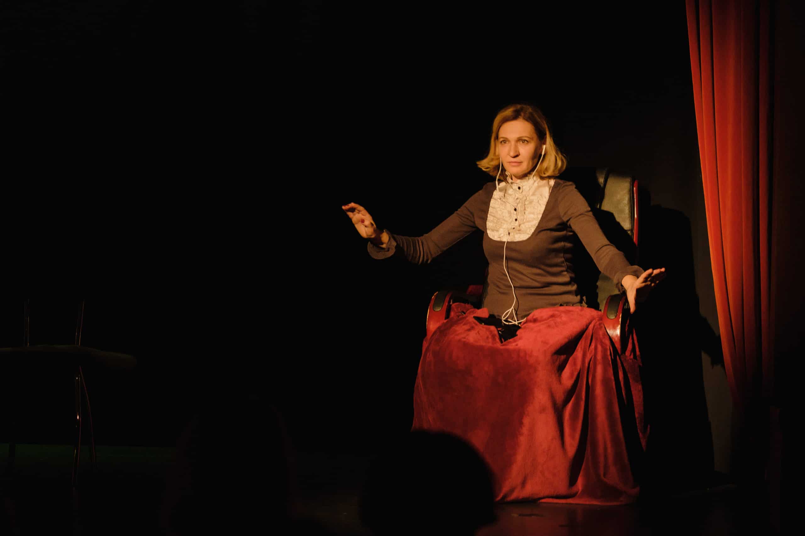 Мужчина приходит к женщине. Премьера в театре «Synthese»