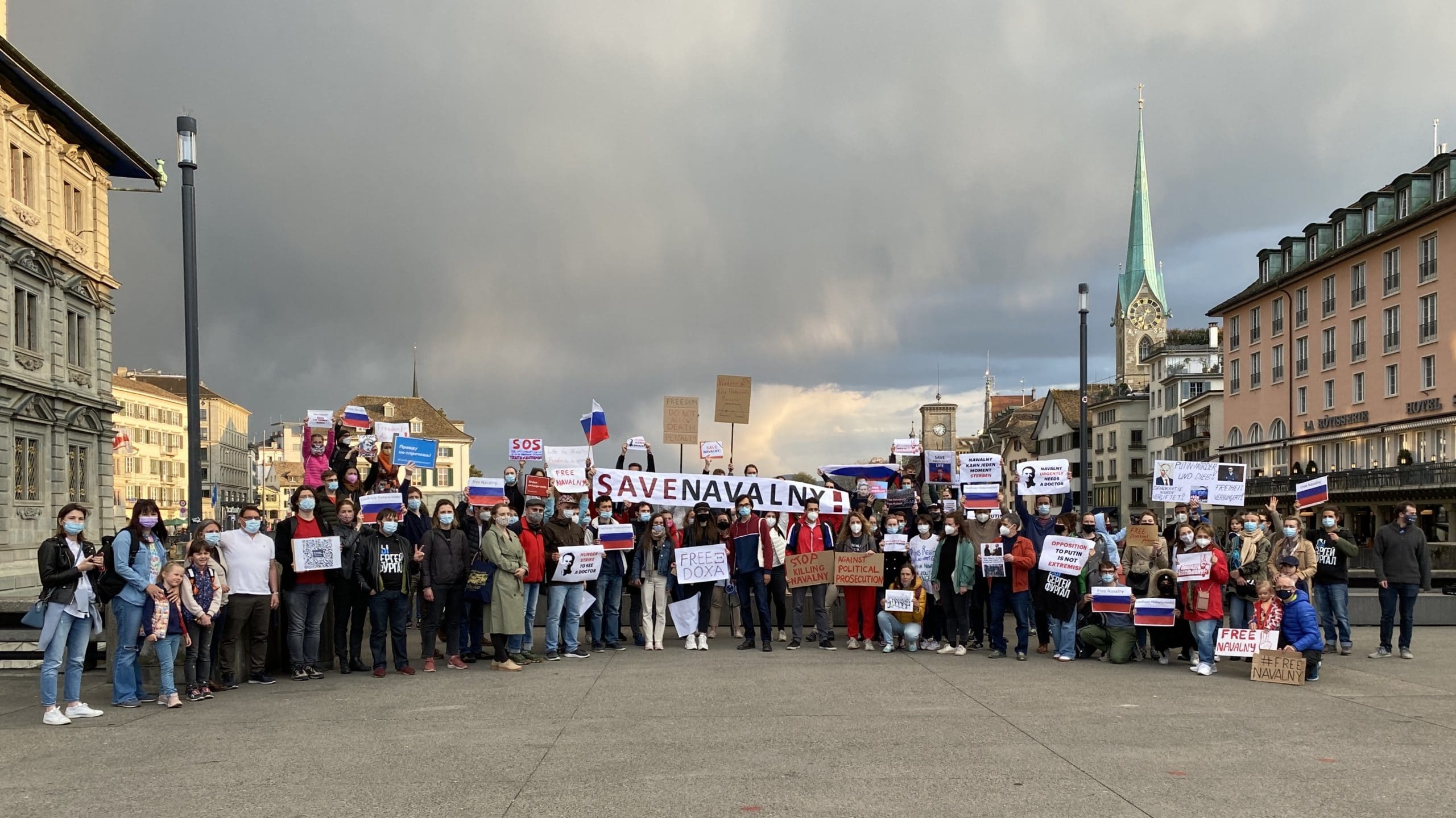 В Цюрихе митинг «Save Navalny! Stop Putin!» объединил более ста человек, ровно столько разрешали карантинные ограничения. 21.04.2021 г. (© forall.swiss)
