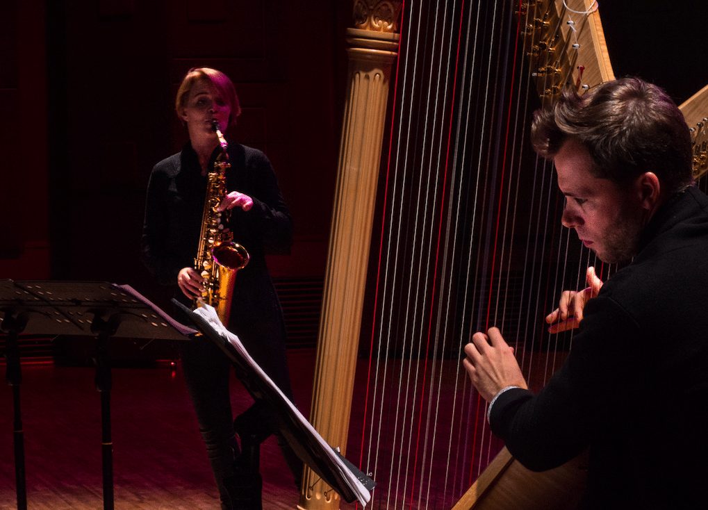 Вероника Кожухарова и арфист Александр Болдачев в спектакле «Орфей». (снимок предоставлен Alpha FG Music)