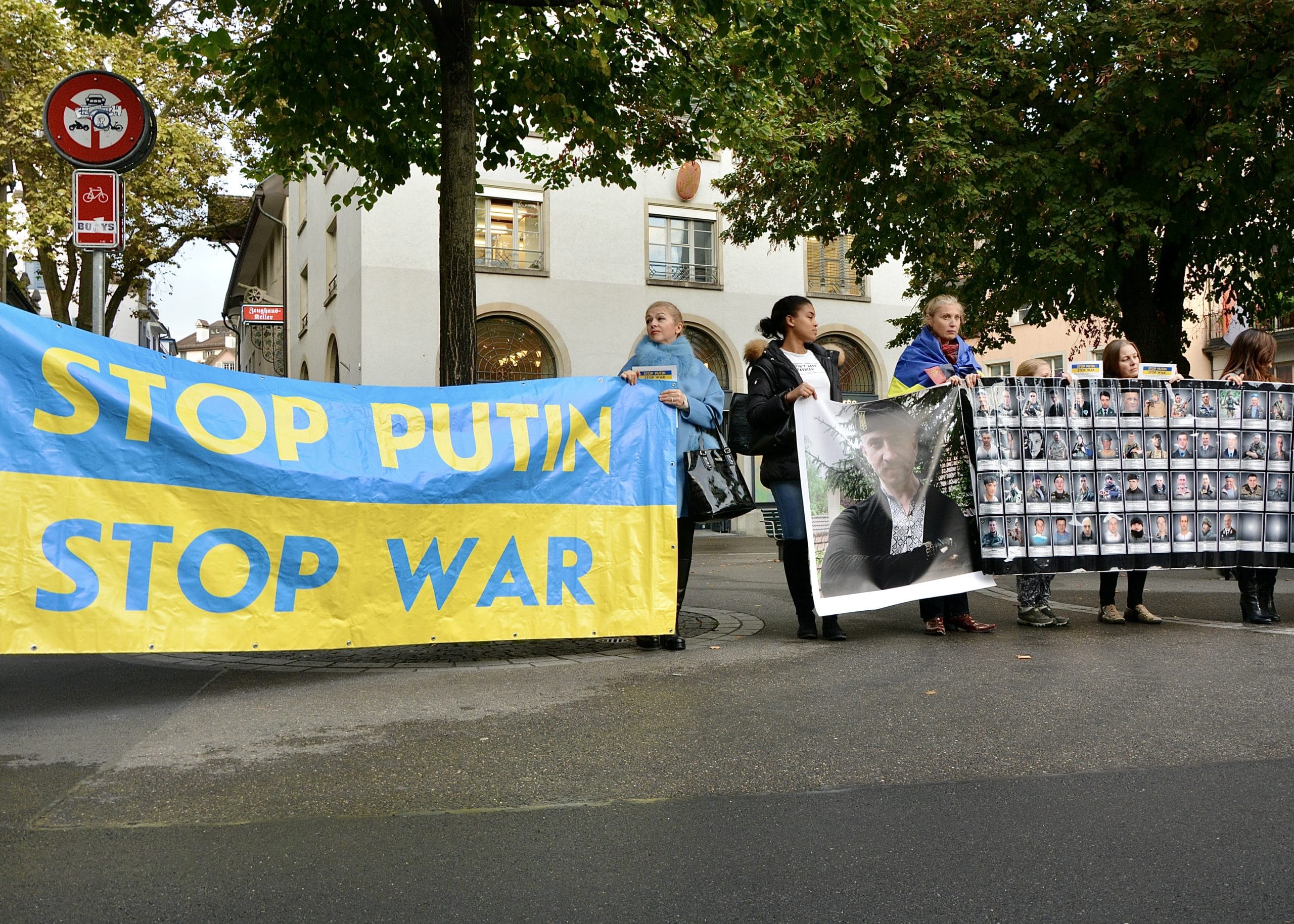 Акции «Stop Putin - Stop War» украинская диаспора проводила в сотне городов разных стран, и в Швейцарии тоже. Цюрих, 14 октября 2016 г. (© forall.swiss)
