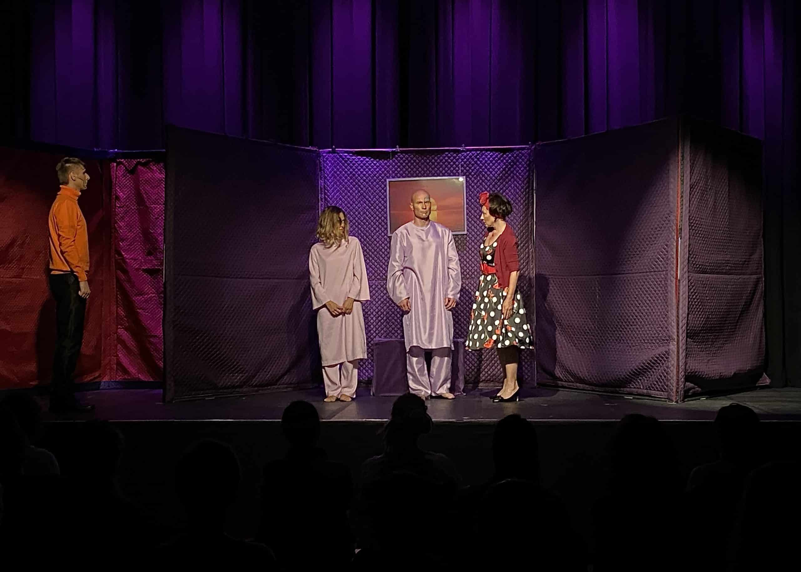 В «Обществе Счастливых Взрослых» царит единство мыслей, слов и всеобъемлющая радость. Спектакль «Жалкие». Русская студия театра «Synthese», Устер, Швейцария, 9 июля 2021 г. (© Lucy Koenig)