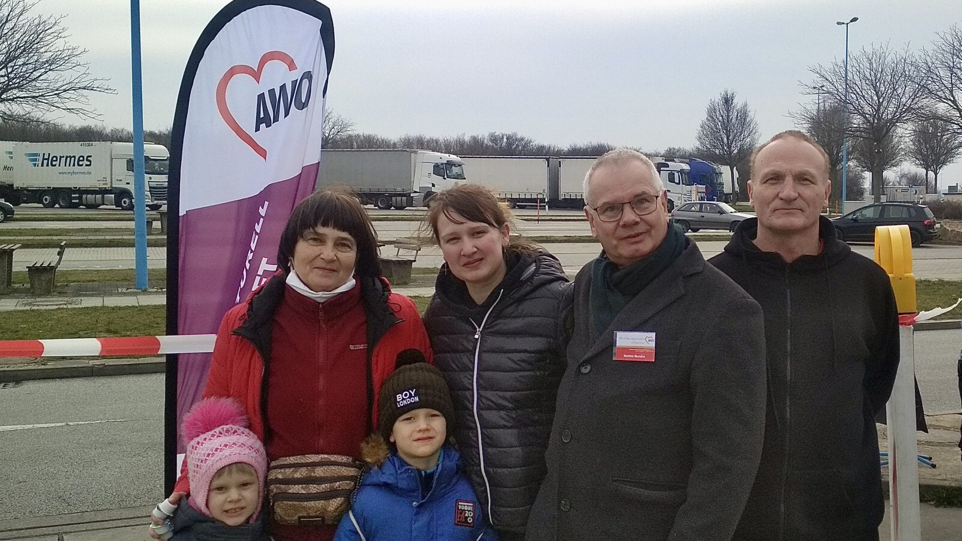 Военные беженцы из Чернигова и немецкий волонтер Маттиас Мундра на парковке в Саксонии вблизи польской границы. 17 марта 2022 г. (фото предоставлено волонтерами)