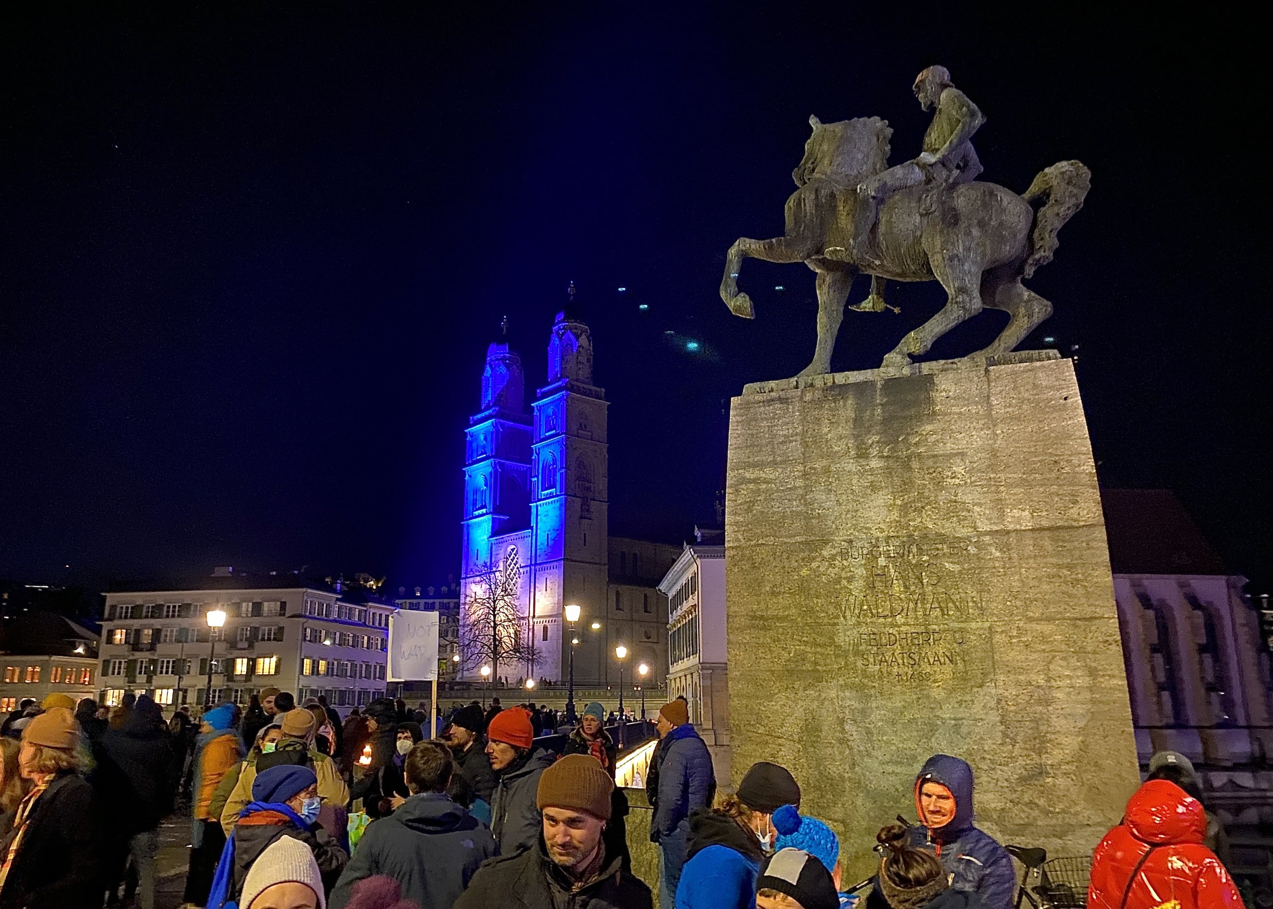 Здания в центре Цюриха в знак солидарности с Украиной в ее борьбе за мир, за права и свободы человека подсвечены цветами украинского флага. (© forall.swiss)