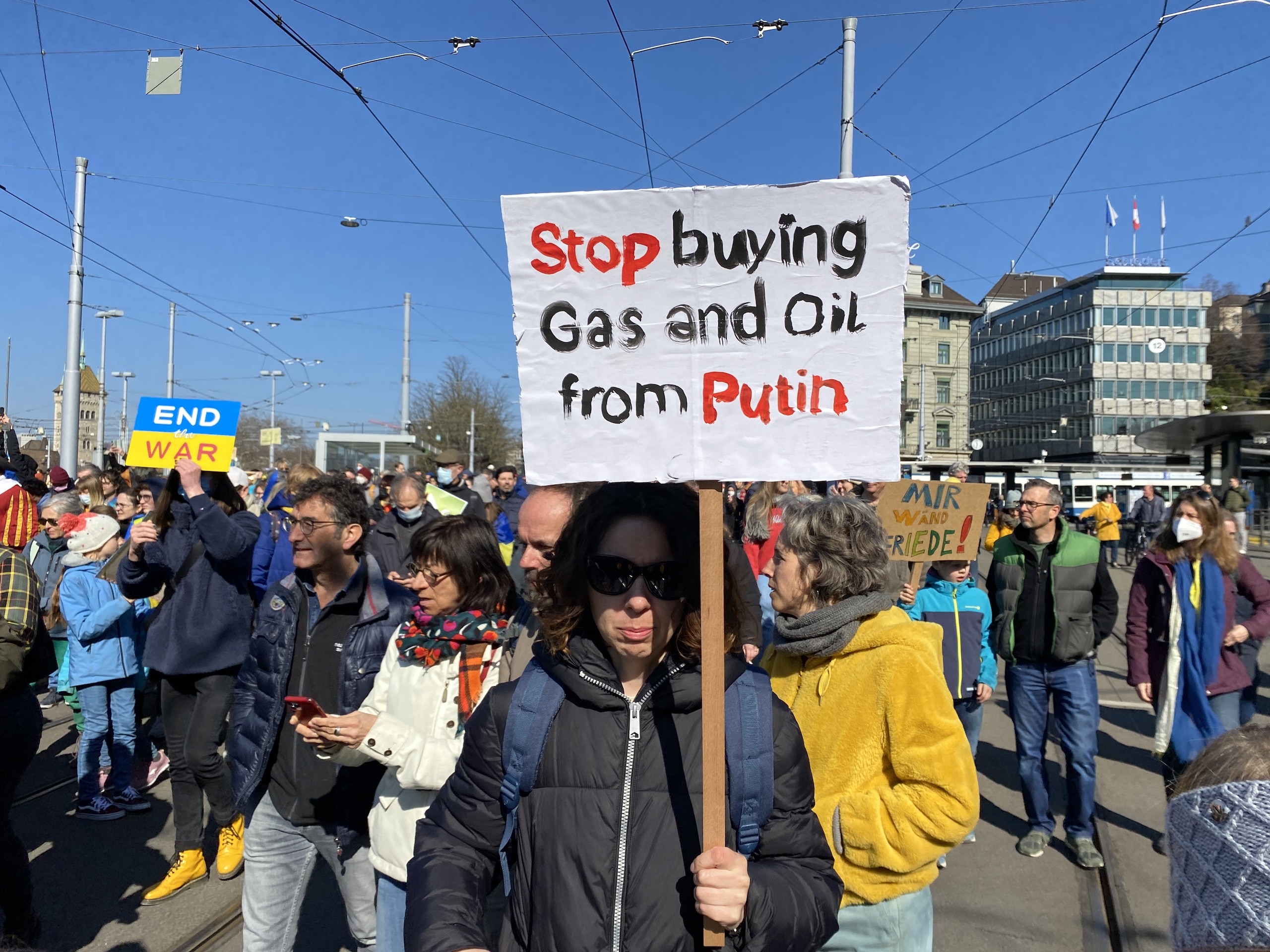 Хватит покупать нефть и газ у Путина (Stop Buying Gas and Oil from Putin). Цюрих, 5 марта 2022 г. (© forall.swiss)