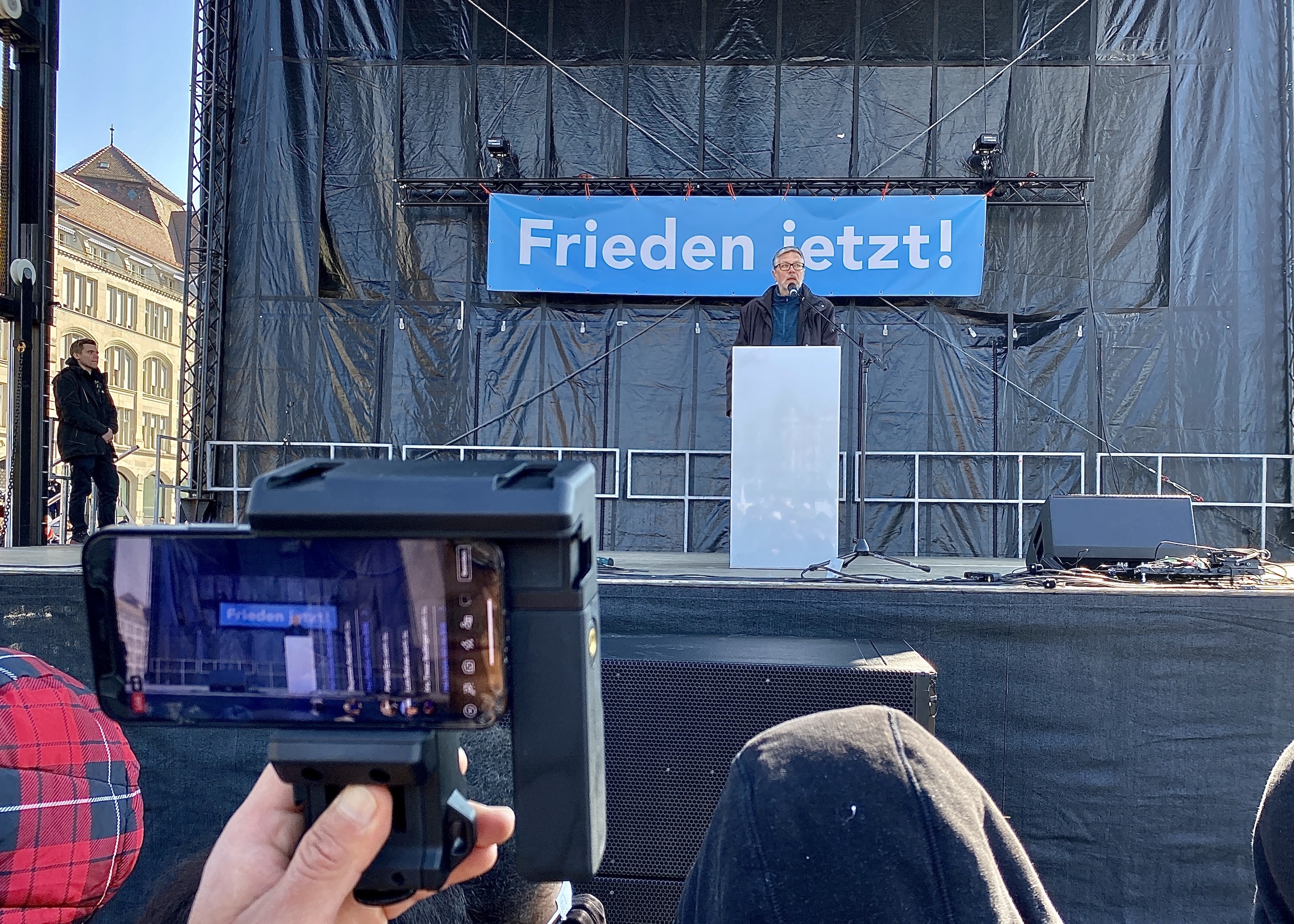 Писатель Михаил Шишкин: «Русский военный корабль идинах!». В фарватере «русского корабля» идут российская экономика и русская культура. Цюрих, 5 марта 2022 г. (© forall.swiss)