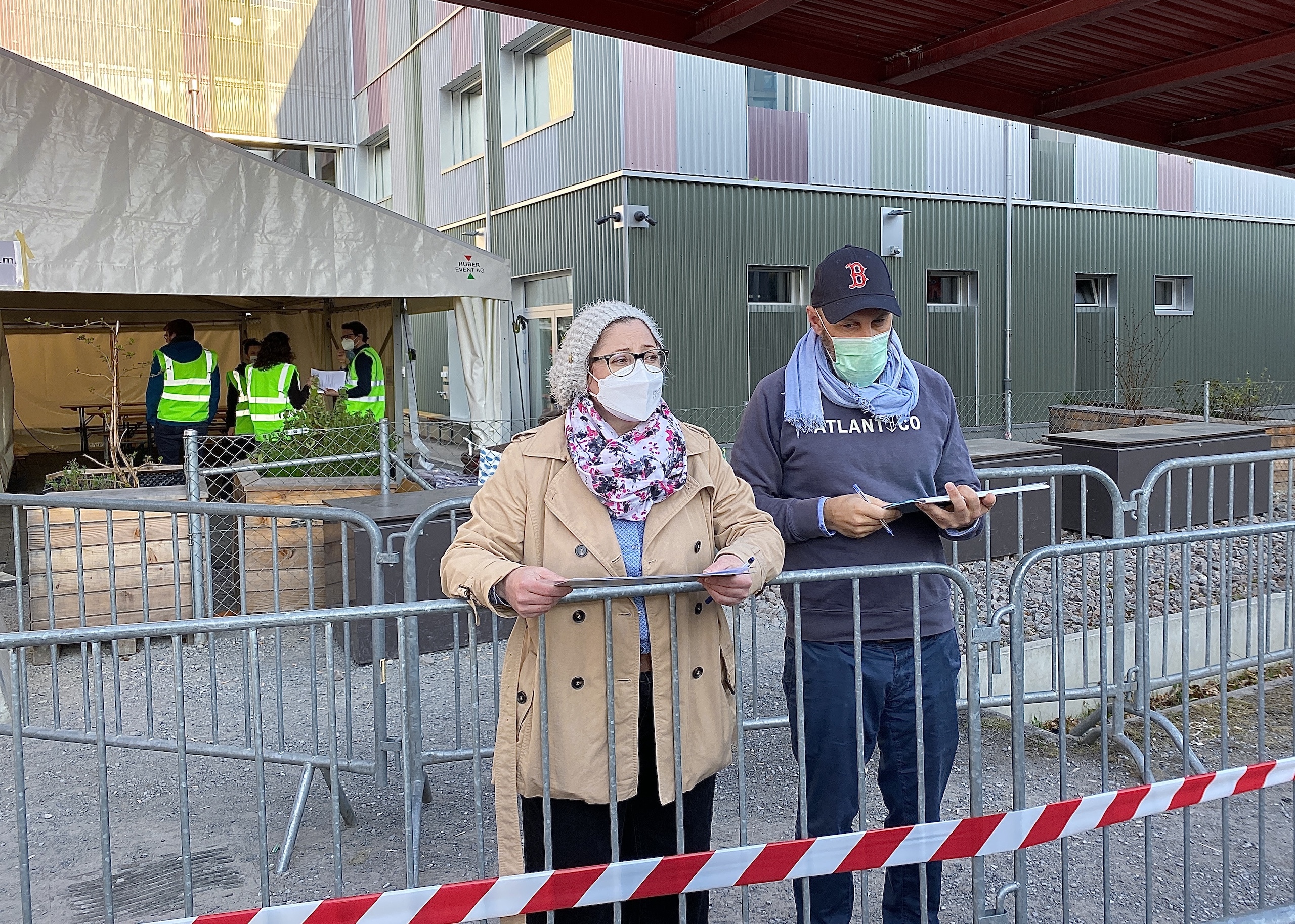 «Мы примем всех, кто без крова над головой, и тех людей, которые получили приглашение на сегодняшнее число после регистрации онлайн». Цюрих, 24 марта 2022 г. (© forall.swiss)