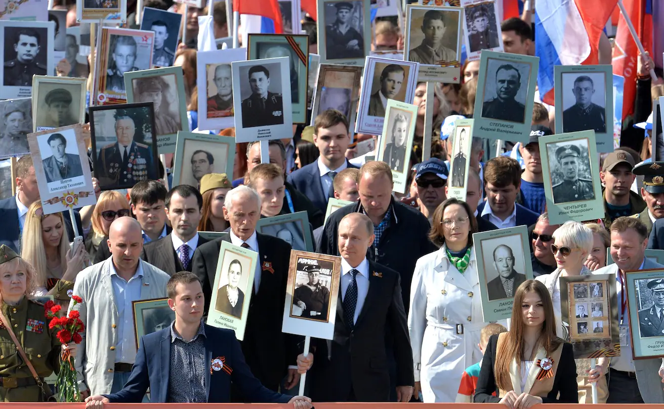Россиянка также является пресс-секретарем «Бессмертного полка России». Густо пропитанное национализмом движение проводит такие марши, как в Москве в 2015 году во главе с Путиным. Василий Лановой марширует слева от Путина… (SonntagsBlick, 3.04.2022 г.)