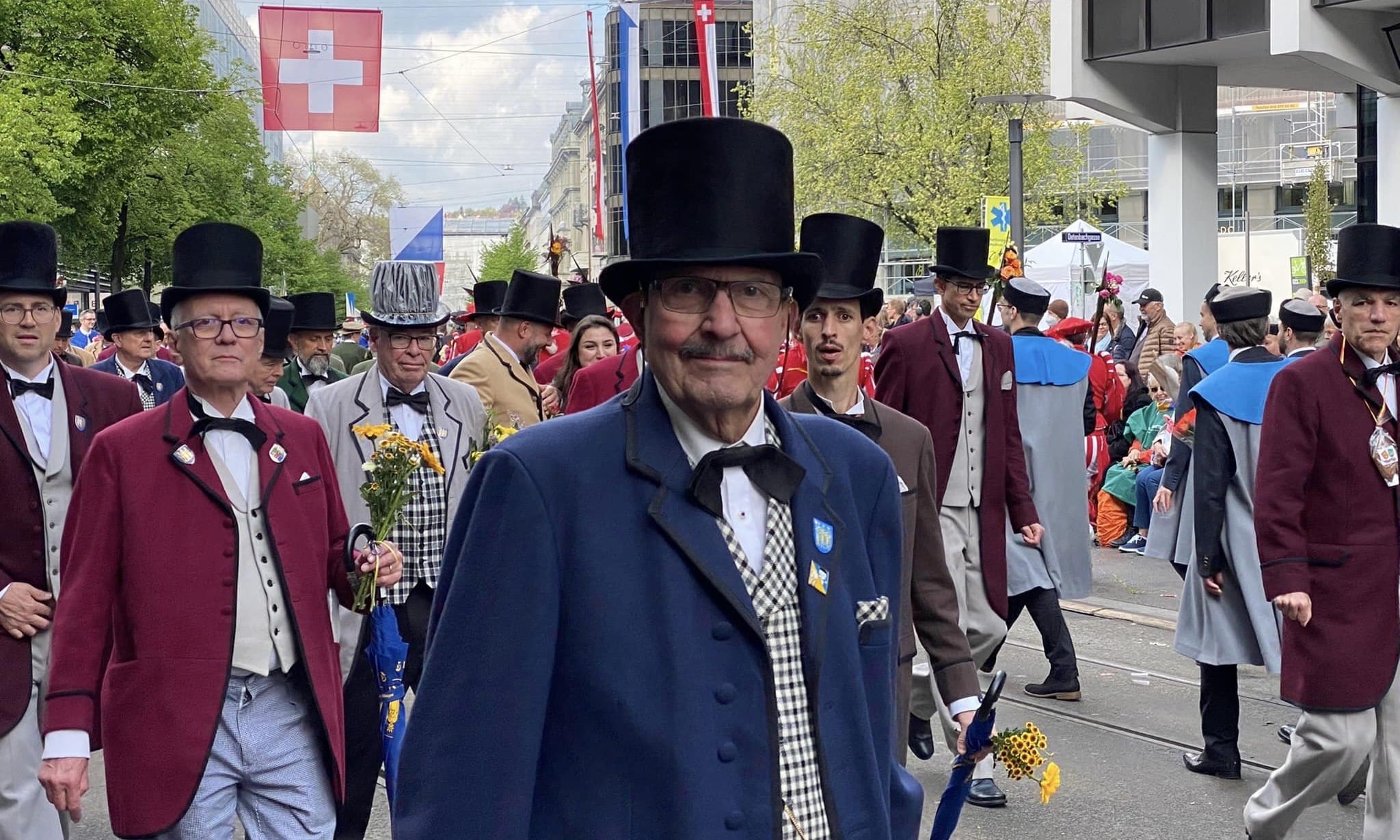 Добрые люди ценят труд и долгую мирную жизнь. (© Lucky Ukraine)