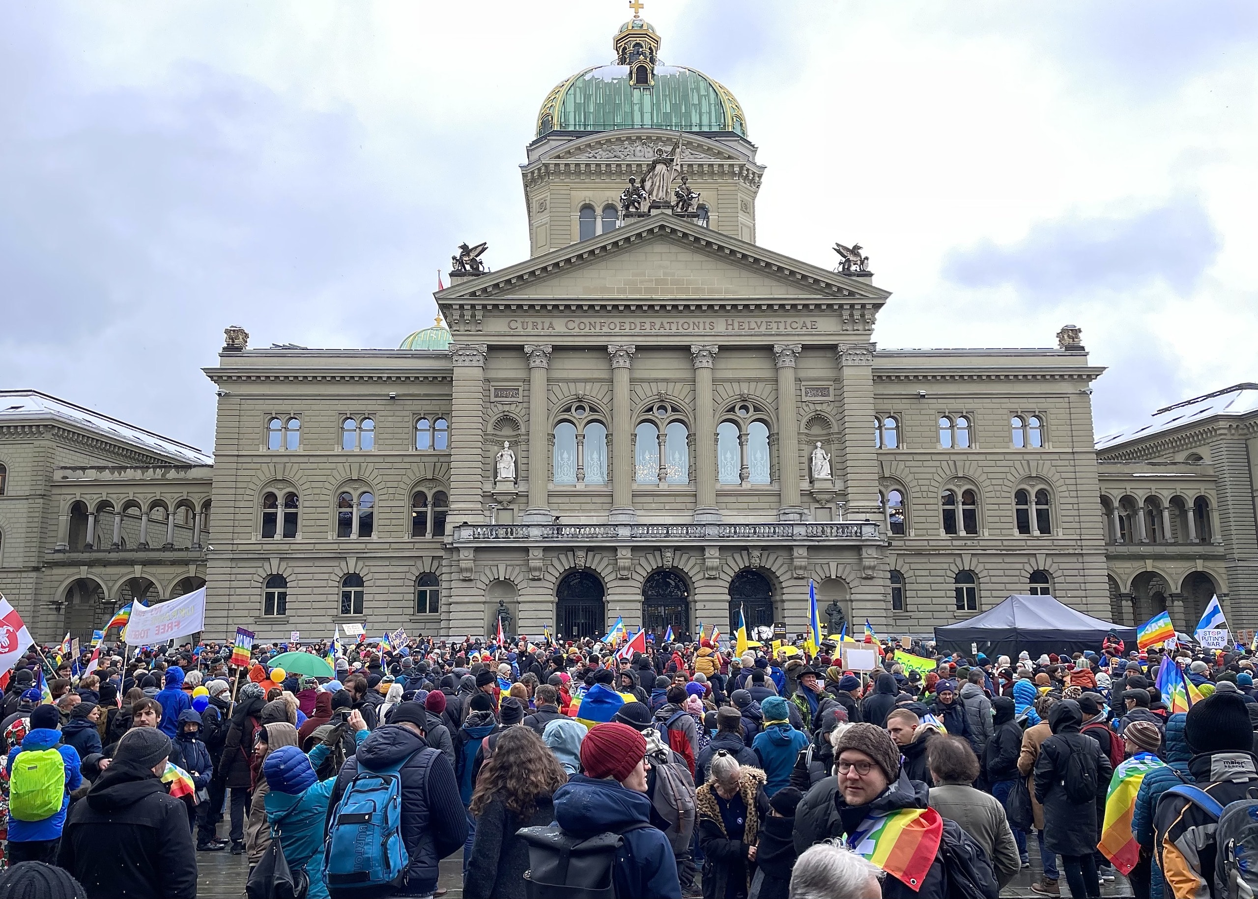 Перед здание Федерального совета в Берне 2 апреля состоялся митинг солидарности с Украиной. (© forall.swiss)