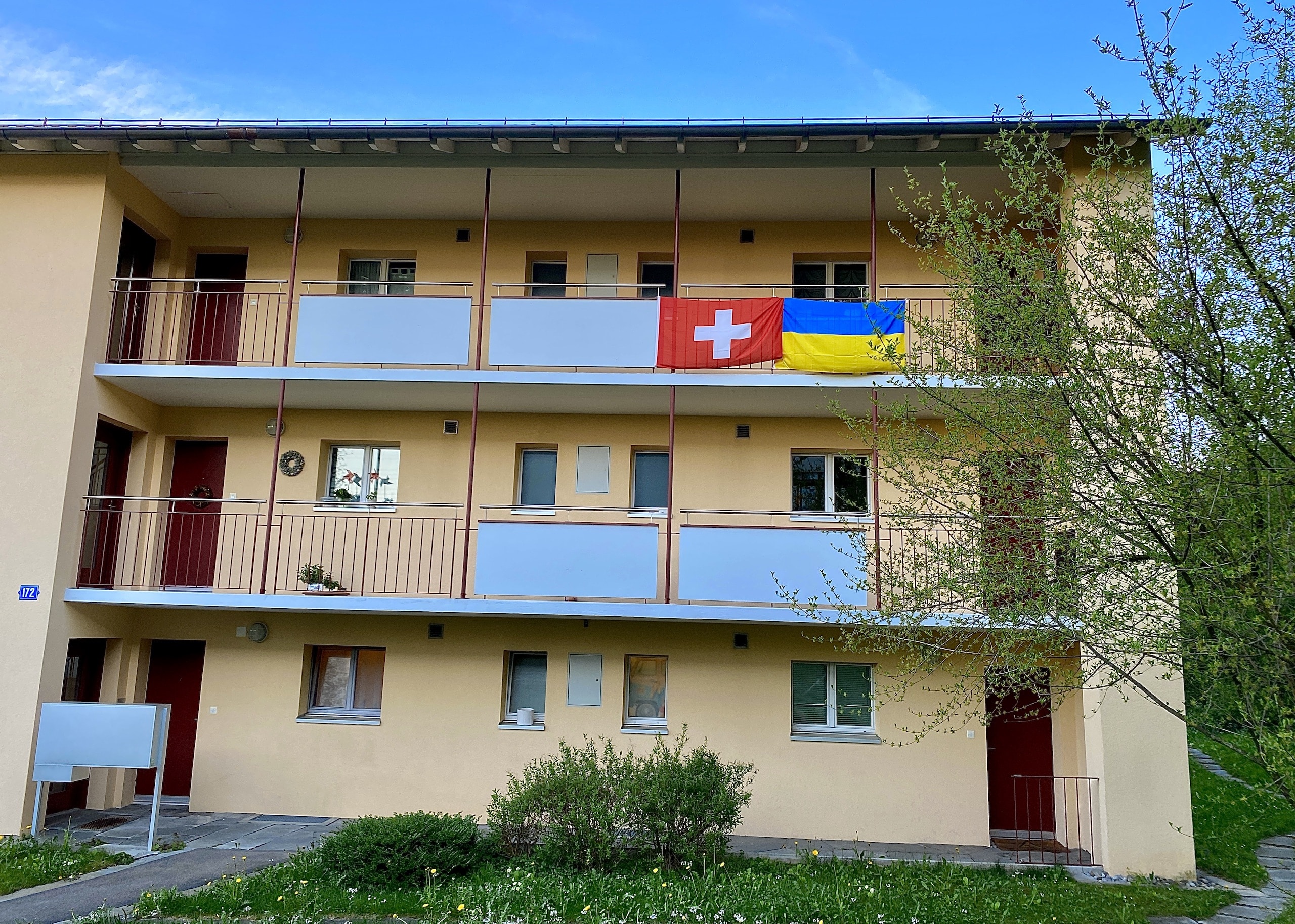 Многие жители Швейцарии открыто заявляют о поддержке Украины не только на многотысячных манифестациях. Цюрих, 19 апреля 2022 г. (© forall.swiss)