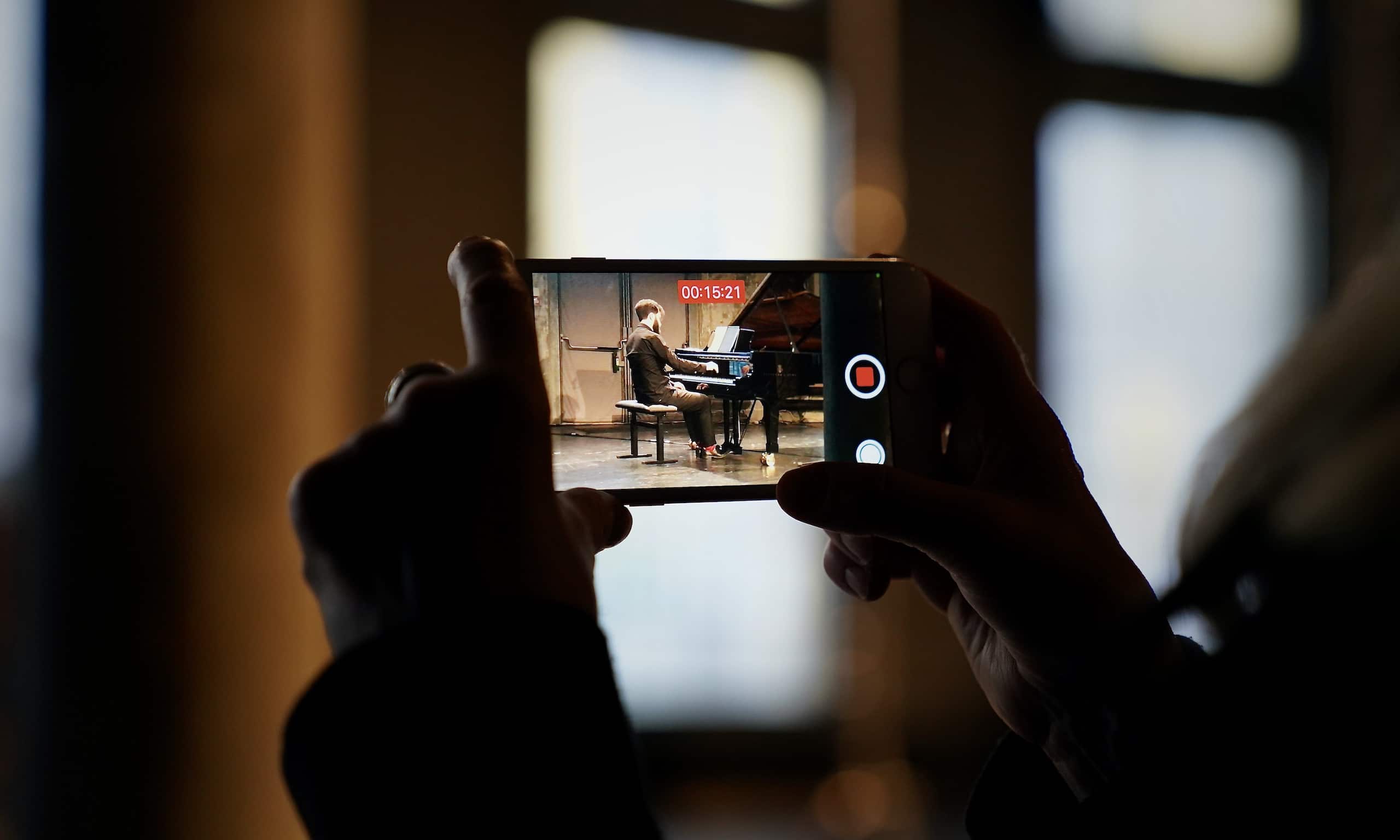 На открытии концертной серии «Im Spiegel» произведения Валентина Сильвестрова, Виктории Полевой, Святослава Лунева, Максима Шалыгина исполнил пианист Антоний Барышевский. Санкт-Галлен. 7 мая 2022 г. (© Maryna Lopushin)