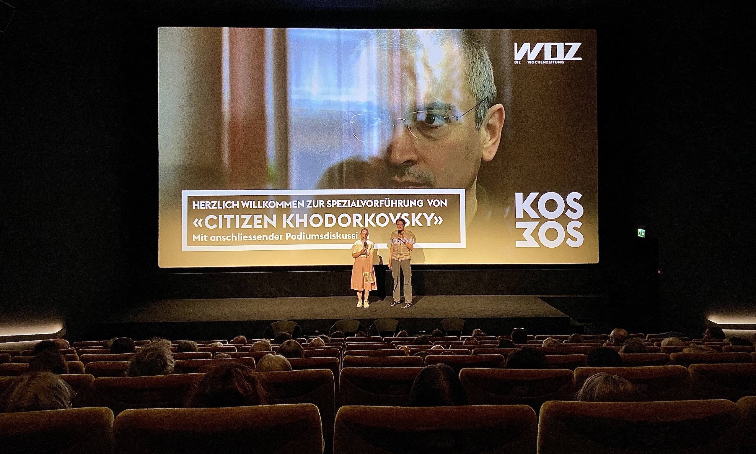 Просмотр фильма «Гражданин Ходорковский» и последующая дискуссия собрали в Цюрихе 18 мая 2022 года в кинотеатре Kosmos полный зал. (© forall.swiss)