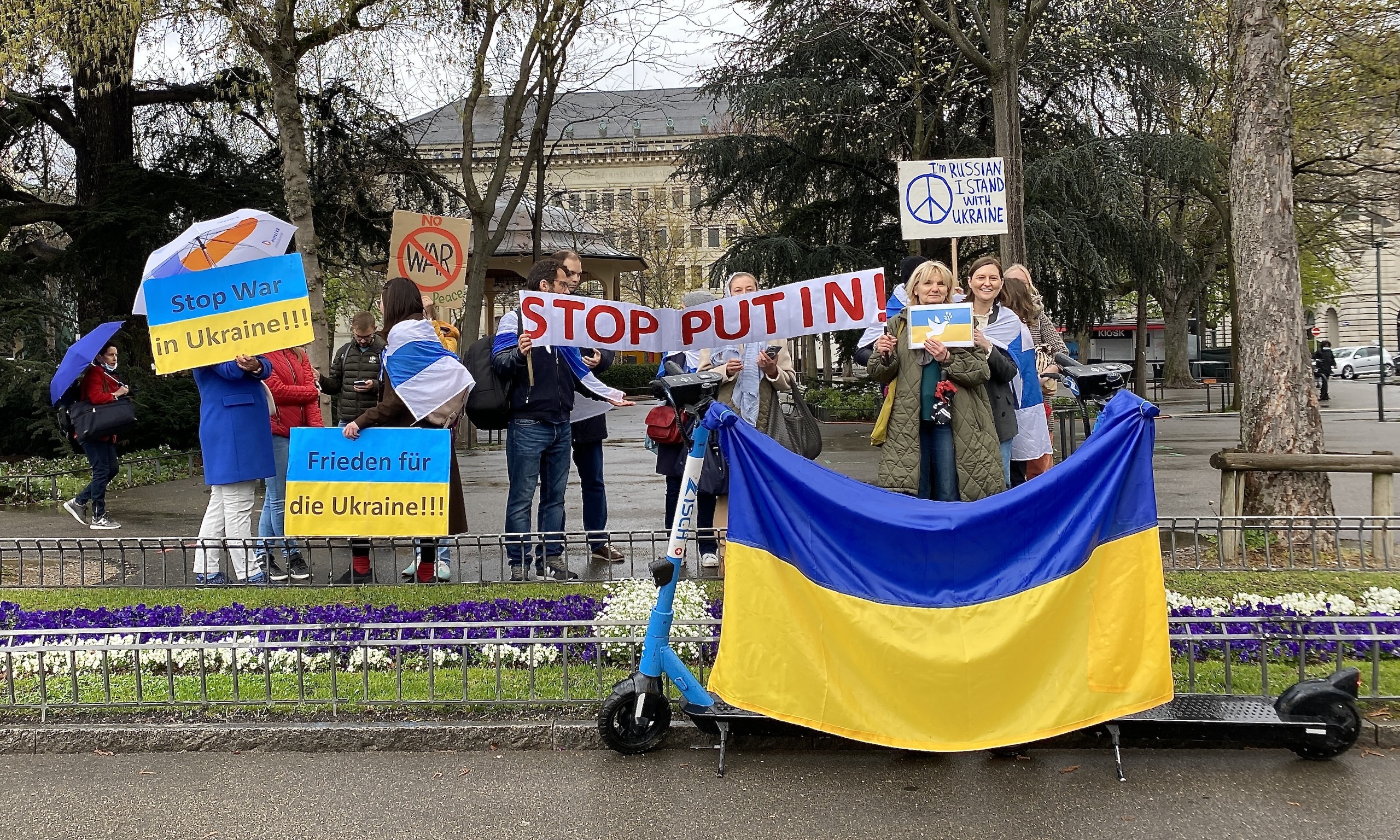Организатором акций солидарности с Украиной, против российской агрессии, является сообщество за Россию будущего. Россияне также участвуют в волонтерском движении помощи украинцам и Украине. Цюрих, 30 марта 2022 г. (© forall.swiss)