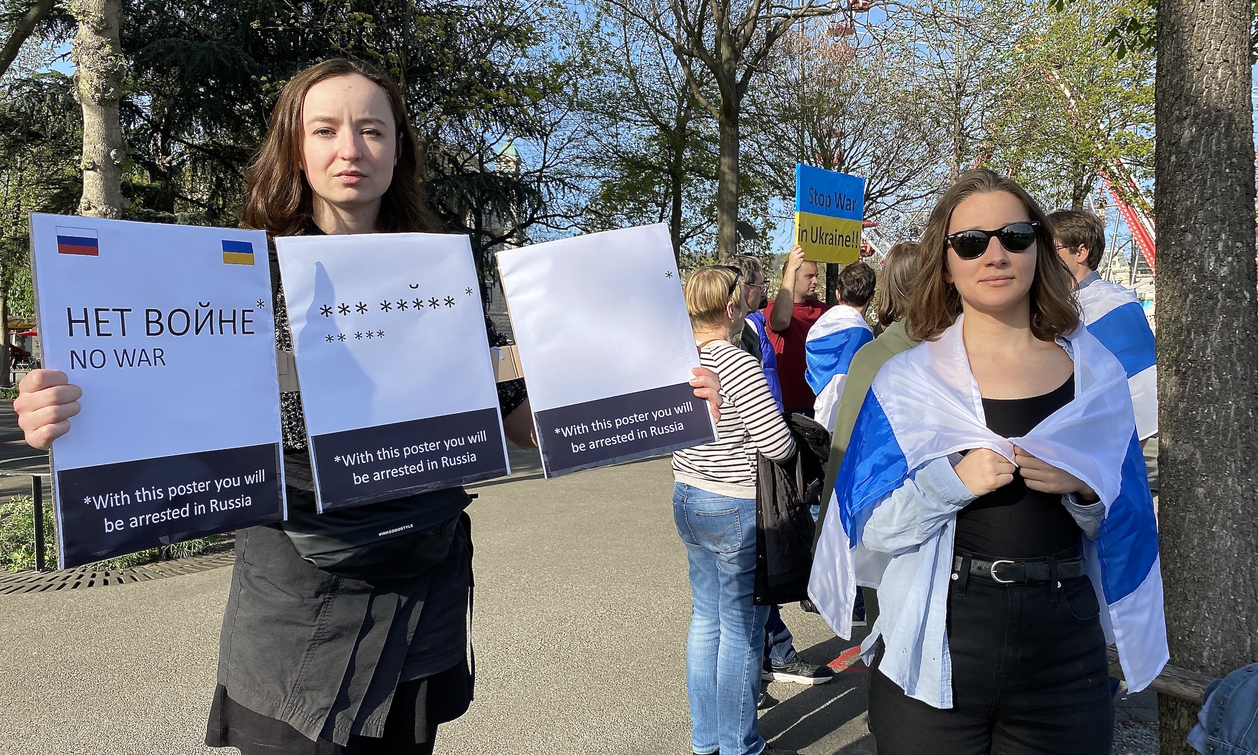 «За такой плакат вас в России арестуют» - антивоенная позиция сейчас в РФ наказуема. В Швейцарии россияне свободно заявляют протест против российского вторжения в Украину. Цюрих, 13 апреля 2021 г. (© forall.swiss)