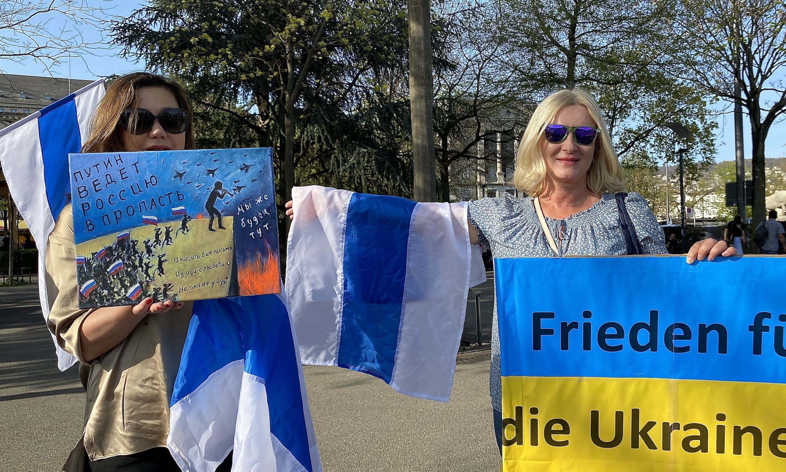 «Путин ведет Россию в пропасть», - метафора на картине прямолинейна. Цюрих, 13 апреля 2022 г. (© forall.swiss)