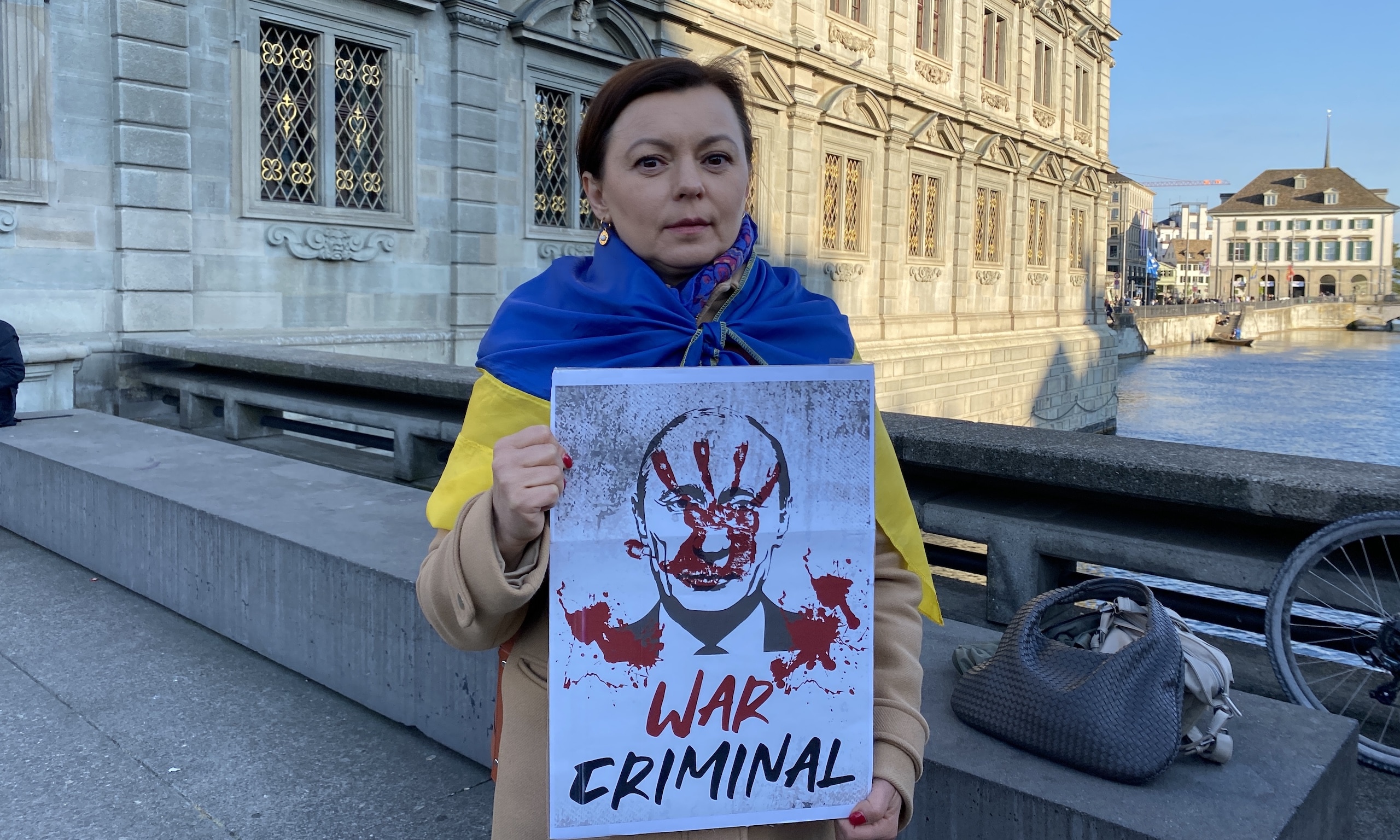 «Является преступником», - плакат обвиняет российского президента в военных преступлениях, преступлениях против свободы слова, против человека и человечности. Цюрих, 27 апреля 2022 г. (© forall.swiss)