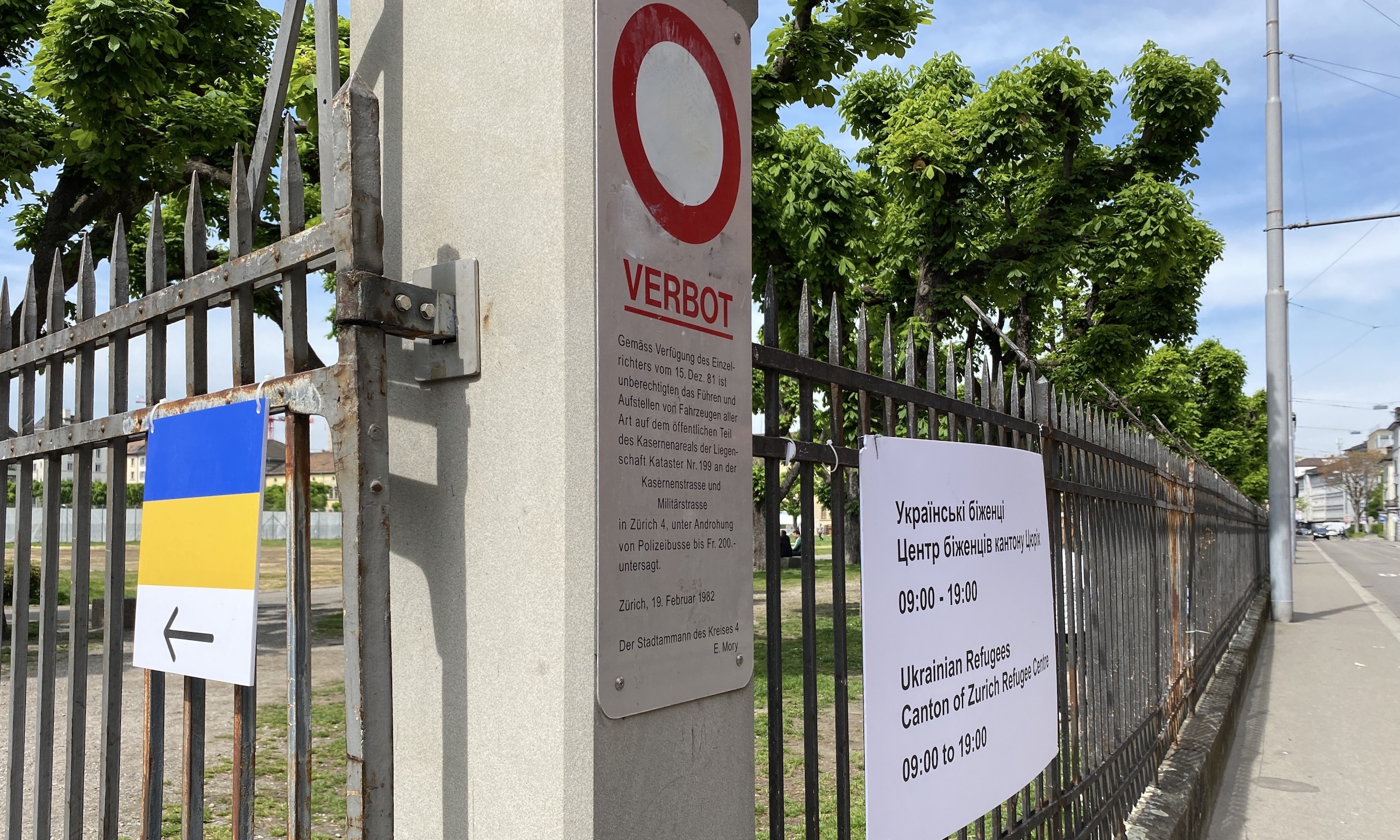 От центрального вокзала Цюриха до старых городских казарм пешком десять минут. 29 апреля 2022 г. (© forall.swiss)