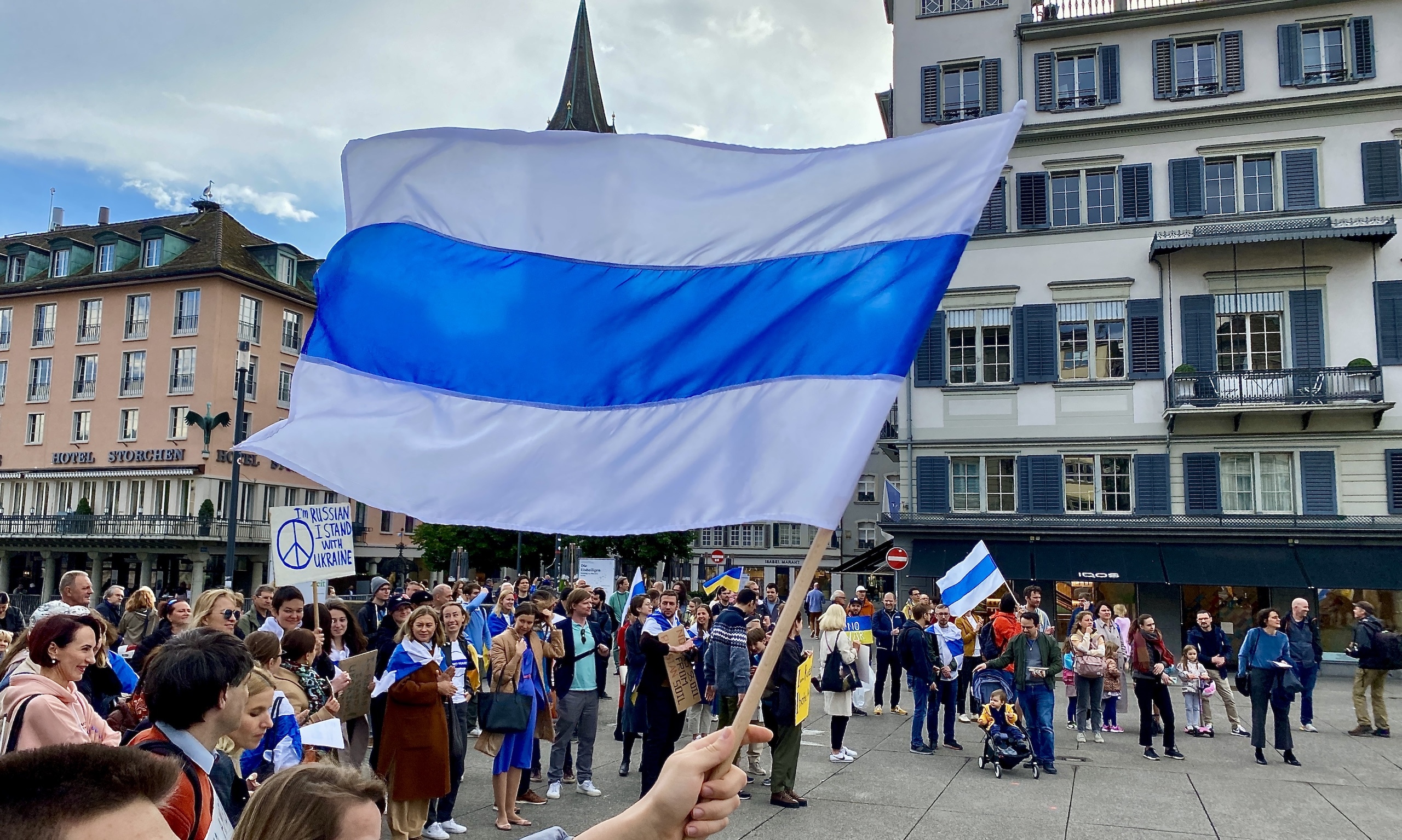 Антивоенный митинг в центре Цюриха 4 мая 2022 г. Организация за Россию будущего регулярно проводит такие акции в Швейцарии с 24 февраля этого года, когда Россия напала на Украину. (© forall.swiss)