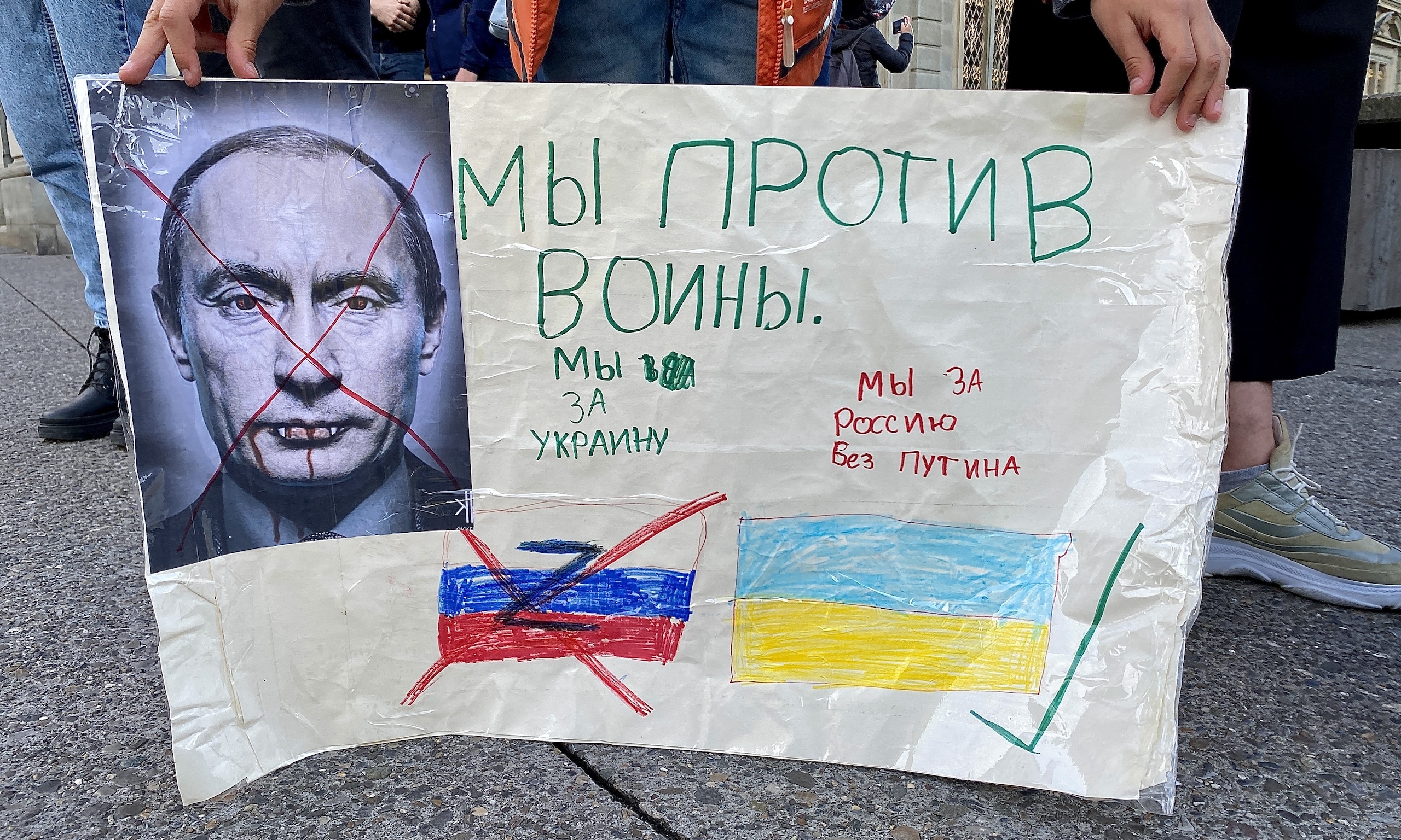 Антивоенный митинг в центре Цюриха 4 мая 2022 г. Организация за Россию будущего регулярно проводит такие акции в Швейцарии с 24 февраля этого года, когда Россия напала на Украину. (© forall.swiss)