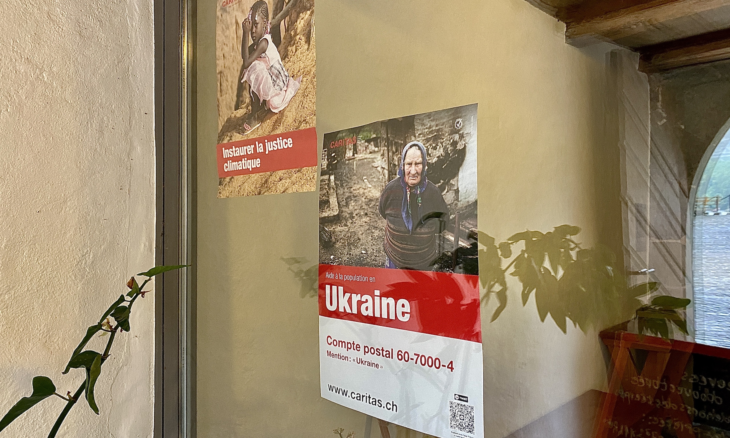 Швейцарская организация Caritas Suisse помогает людям пережить гуманитарную катастрофу, которая стала следствием путинской войны. Фрибург, 6 мая 2022 г. (© forall.swiss)