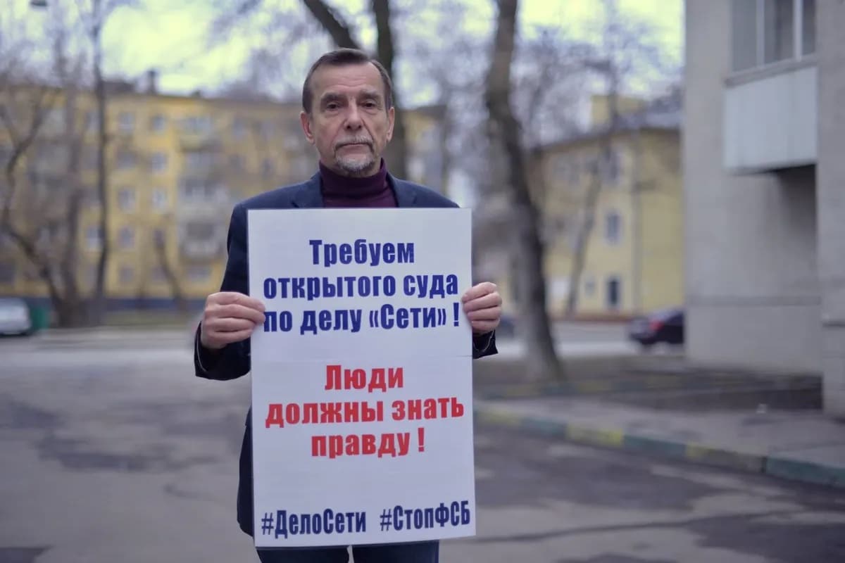 Лев Пономарев во время одиночного пикета с требованием открытого суда по делу «Сети». Фото: facebook / levpon41