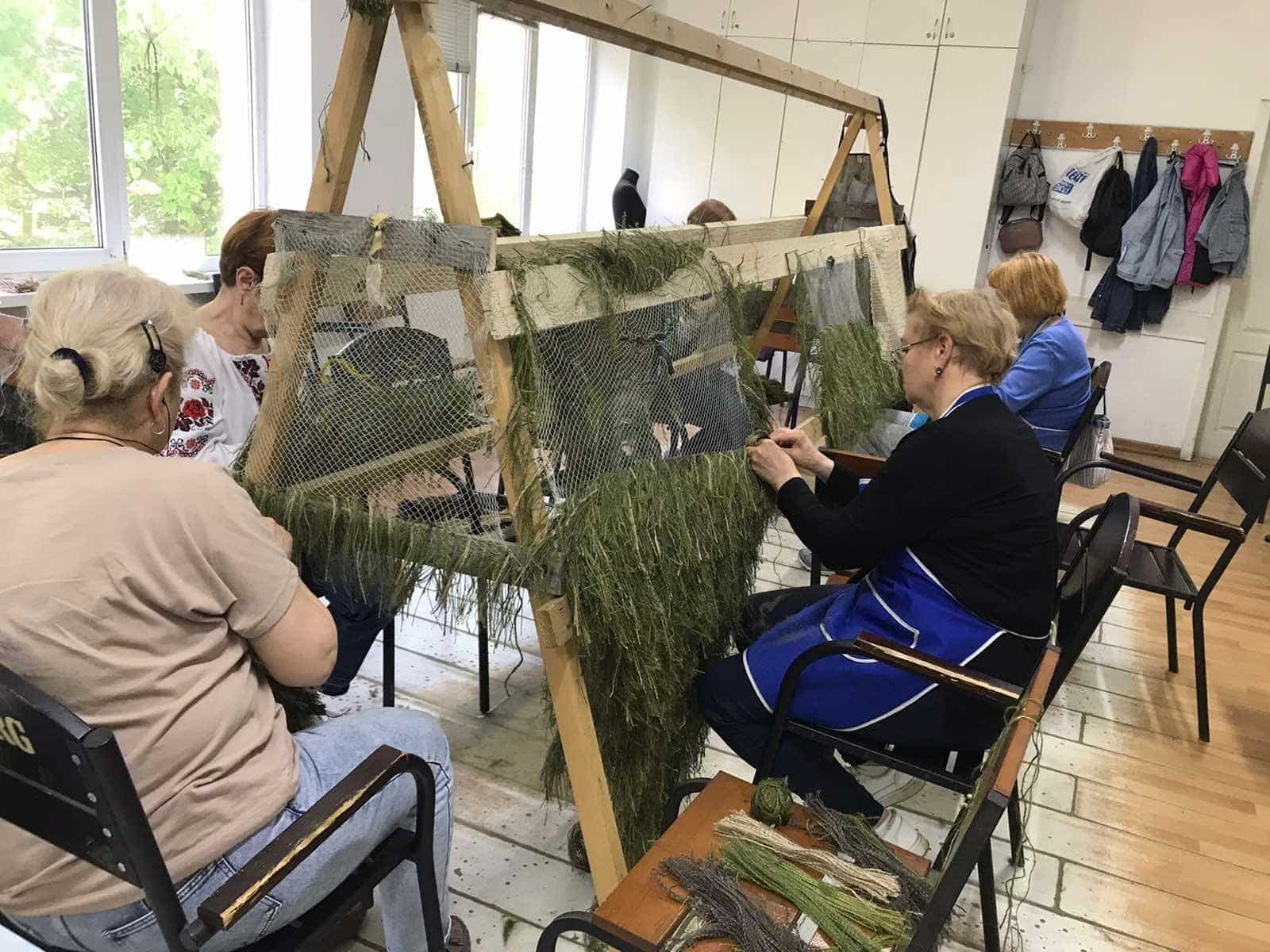 За одним станком вязать камуфляж для фронта могут одновременно несколько волонтеров. Черновцы, 20 мая 2022 г. (© Маскувальна сітка Чернівці)