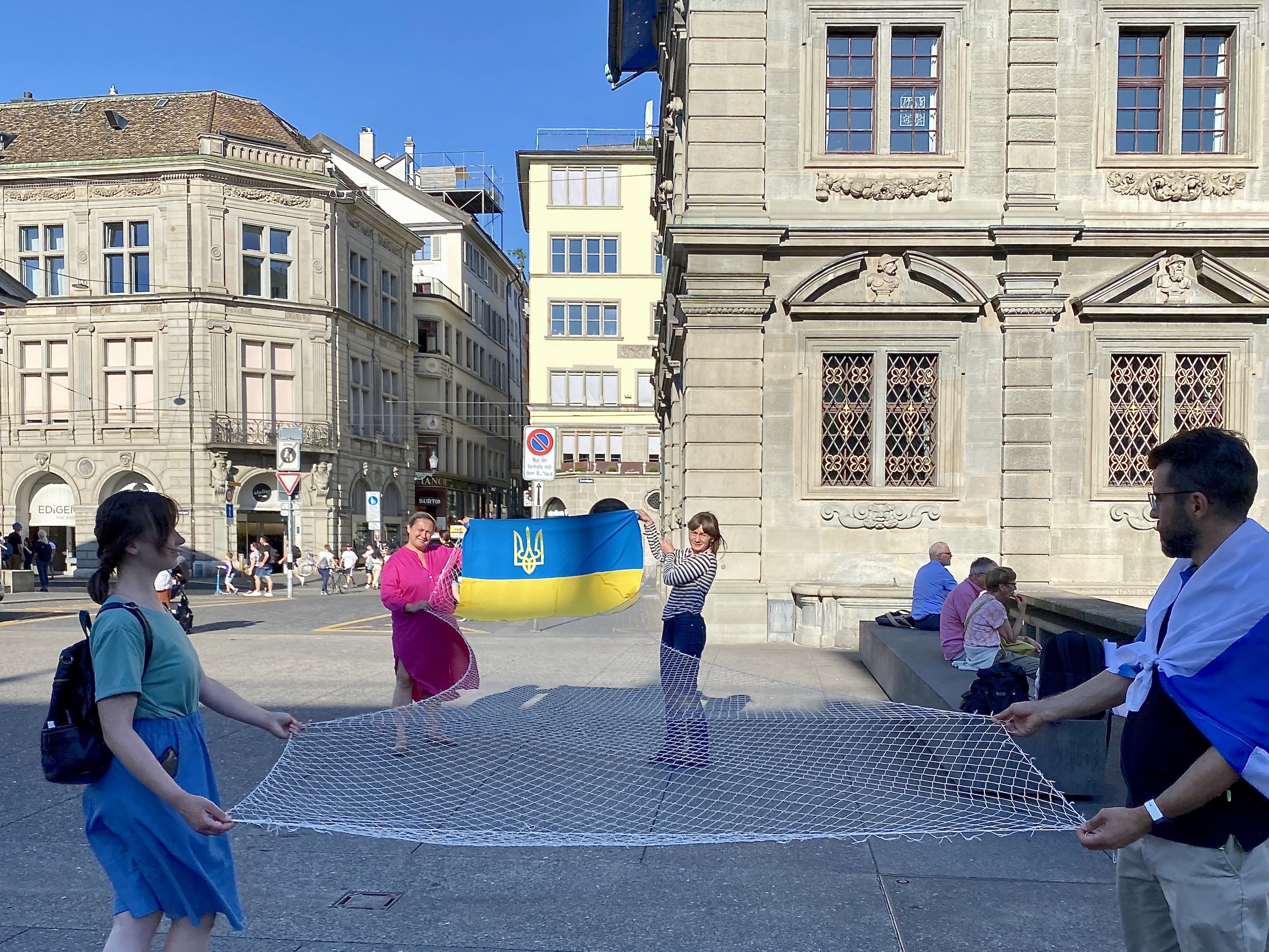 Маскировочную сеть для украинских защитников волонтеры вяжут в Украине и других странах. На снимке - основа для камуфляжа. Цюрих, 18 мая 2022 г. (© forall.swiss)