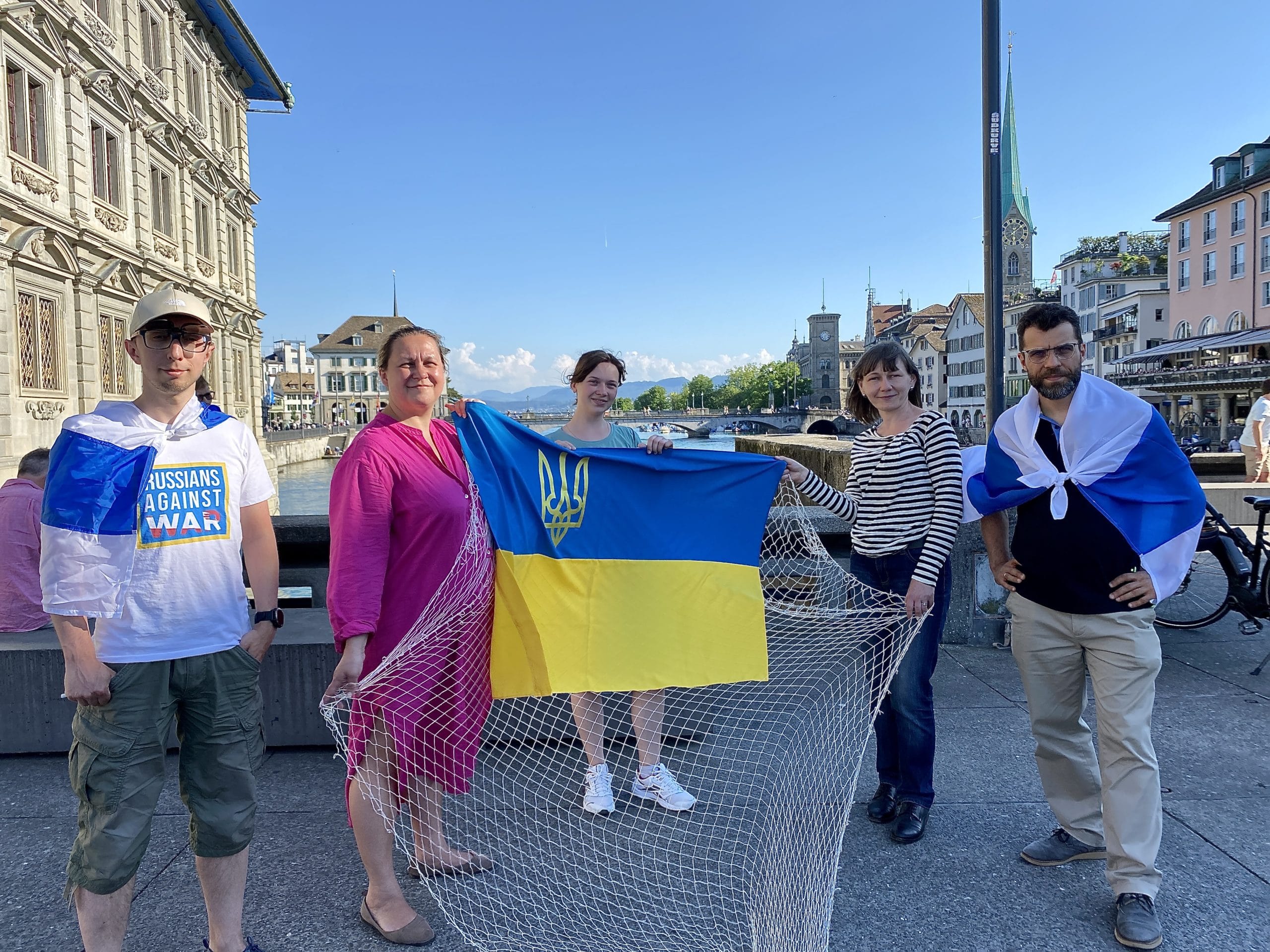 Антивоенные акции солидарности с Украиной, против российской агрессии, объединяют граждан разных народов и стран по всему миру. Цюрих, 18 мая 2022 г. (© forall.swiss)