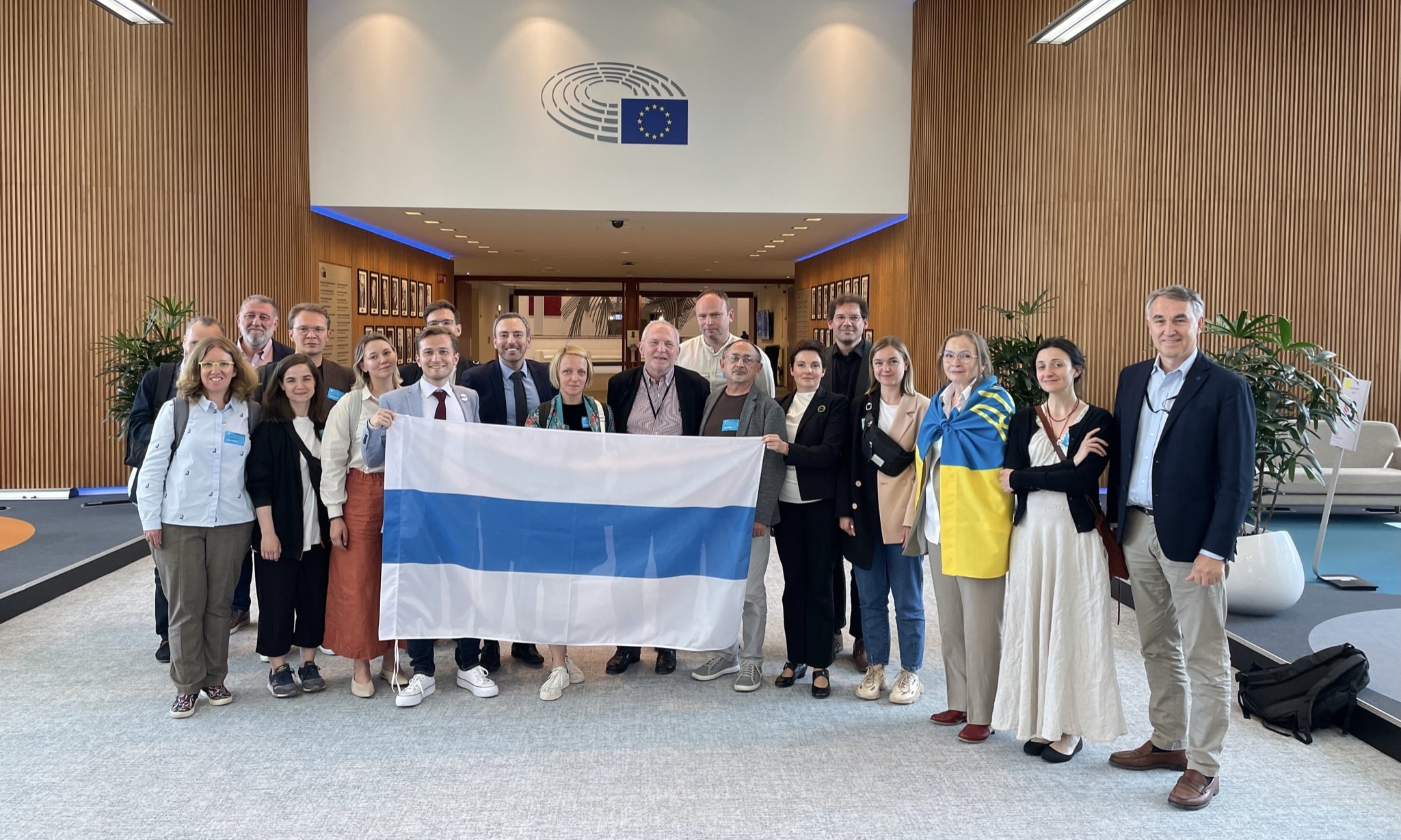 Бело-сине-белый флаг свободной России в Европарламенте! Представители гражданских организаций россиян в Европе, правозащитники и журналисты с евродепутатами Сереем Лагодинским (Германия), Бернардом Гетта (Франция) и Пятрасом Ауштрявичюсом (Литва). Брюссель, 13 июня 2022 г. (© Tom Athenstaedt)