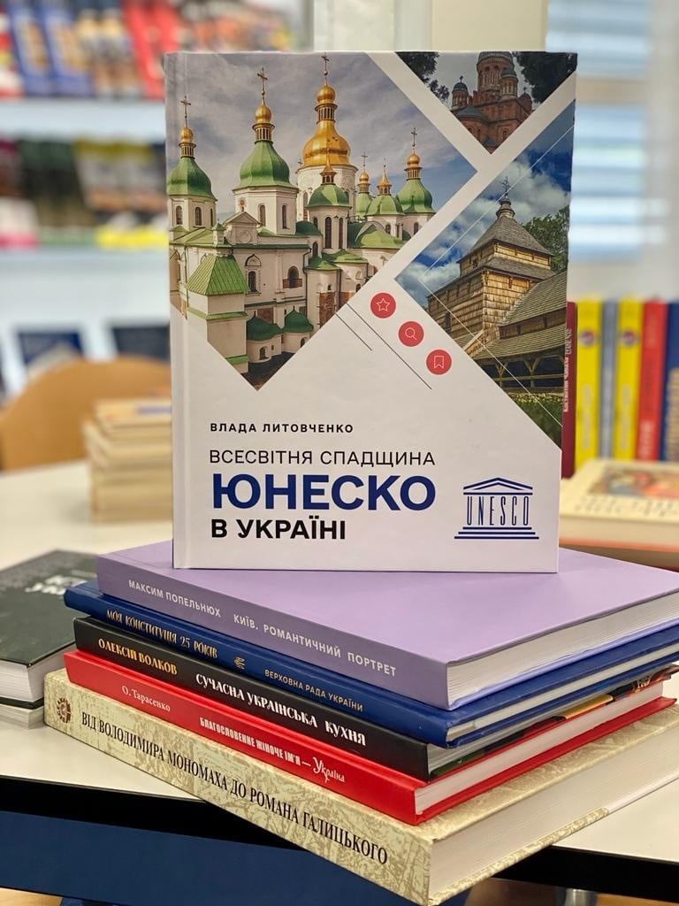 У бібліотеці «Мрії» 150 найменувань цікавих художнiх книг українською мовою для дітей та дорослих. / В библиотеке «Мрії» 150 наименований интересных художественных книг на украинском языке для детей и взрослых. (© Українська школа «Мрія» у Швейцарії)