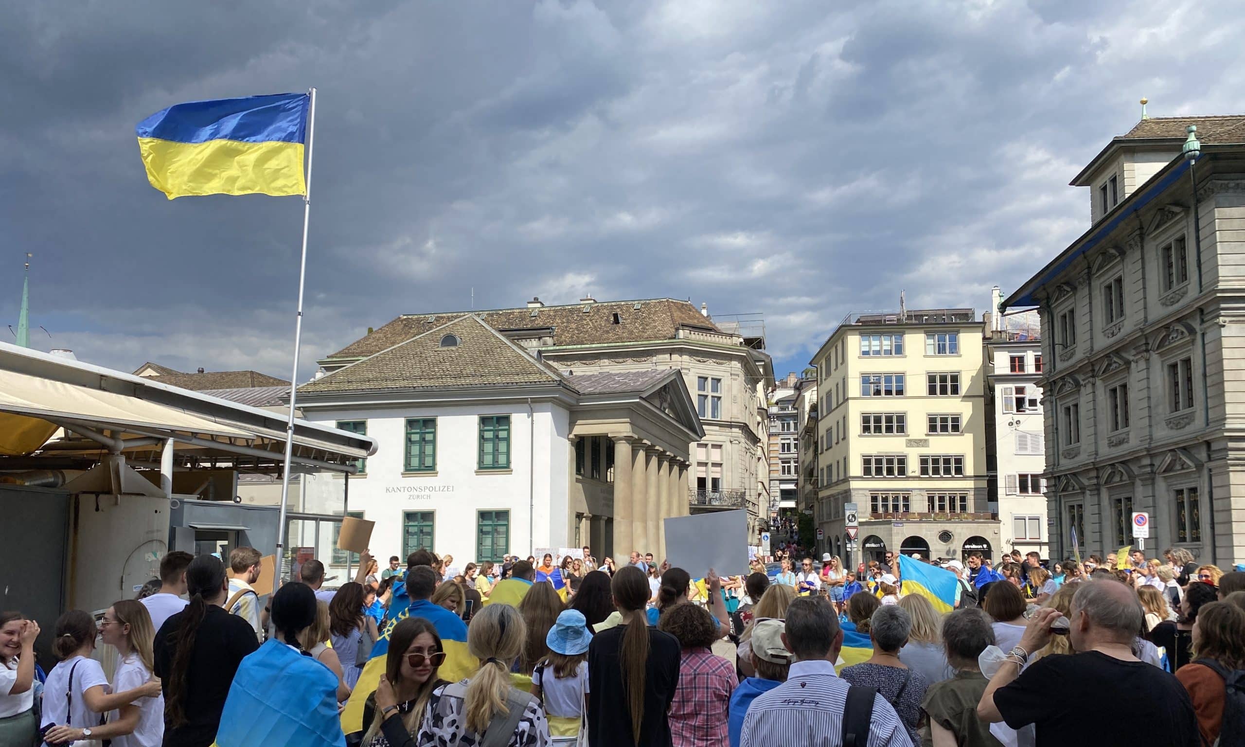 Участники митинга в Цирихе поддерживают требование Президента Украины Владмира Зеленского признать Россию террористическим государством. 30 июля 2022 г. (© forall.swiss) 