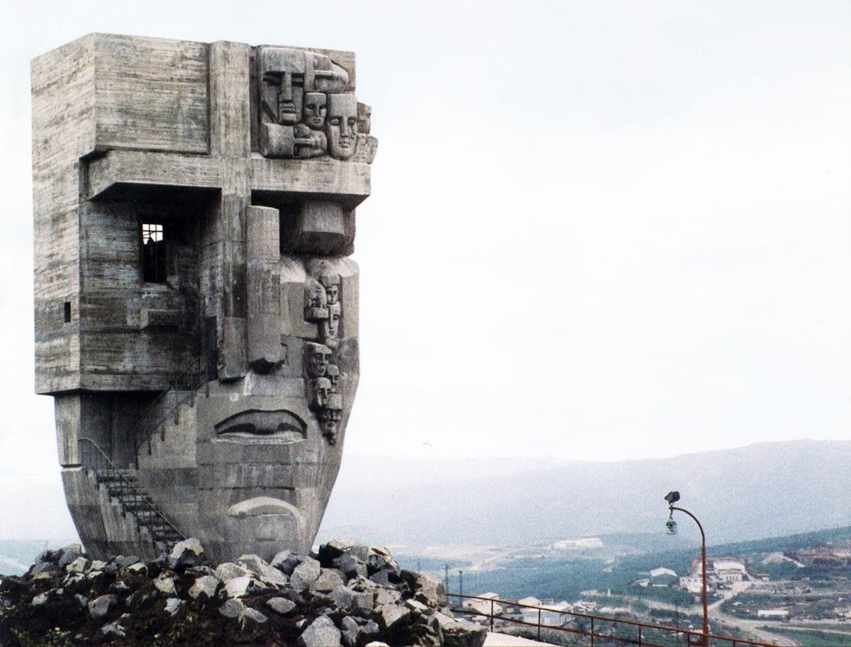 Э. Неизвестный, «Маска скорби», Магадан, 1996 © istpamyat.ru