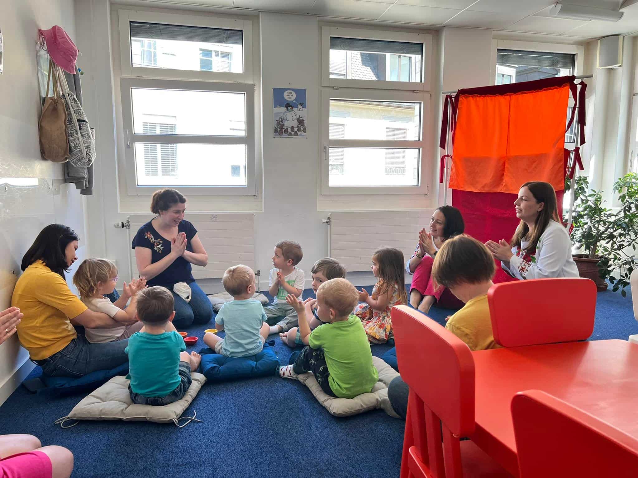 Школа «Мрія» в Цюрихе открыта для детей и подростков от 2 до 17 лет. Преподавание ведется на украинском языке. Образовательные услуги предоставляются бесплатно. Уроки сертифицированы по швейцарской программе HSK - Heimatliche Sprache und Kultur. (© Українська школа «Мрія» у Швейцарії)