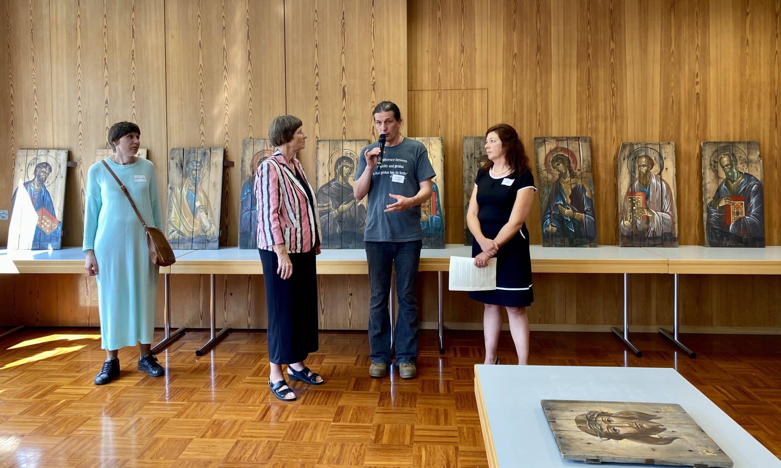 Светлый византийский лик выглядит органично на убитой войной доске. Кур, 10 сентября 2022 г. (© forall.swiss)