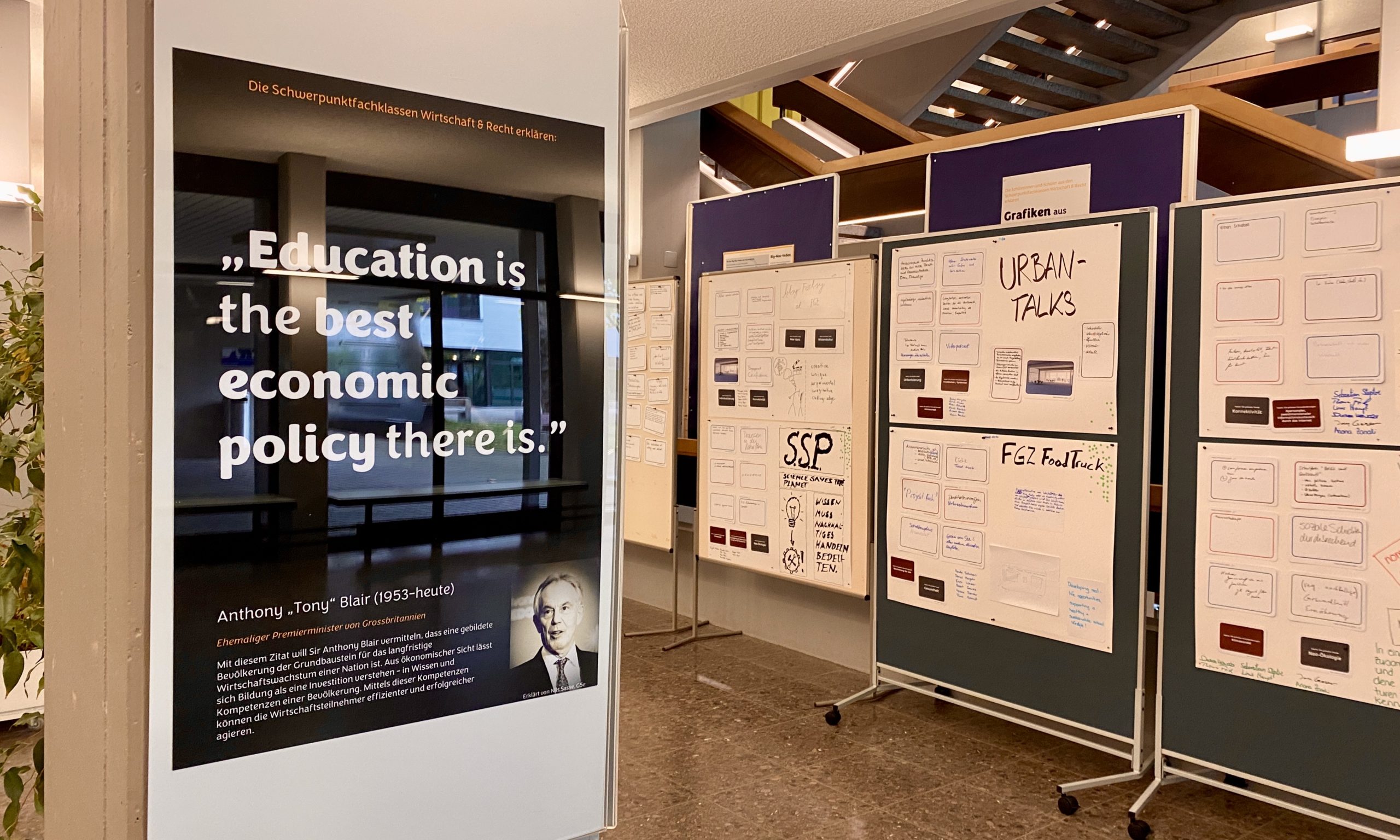 Расписание для школьников из Украины в FGZ включает уроки немецкого, английского, французского, математики и географии. В течение учебного года ученики должны будут доказать, что им удалось достичь обычного школьного уровня. (© forall.swiss)