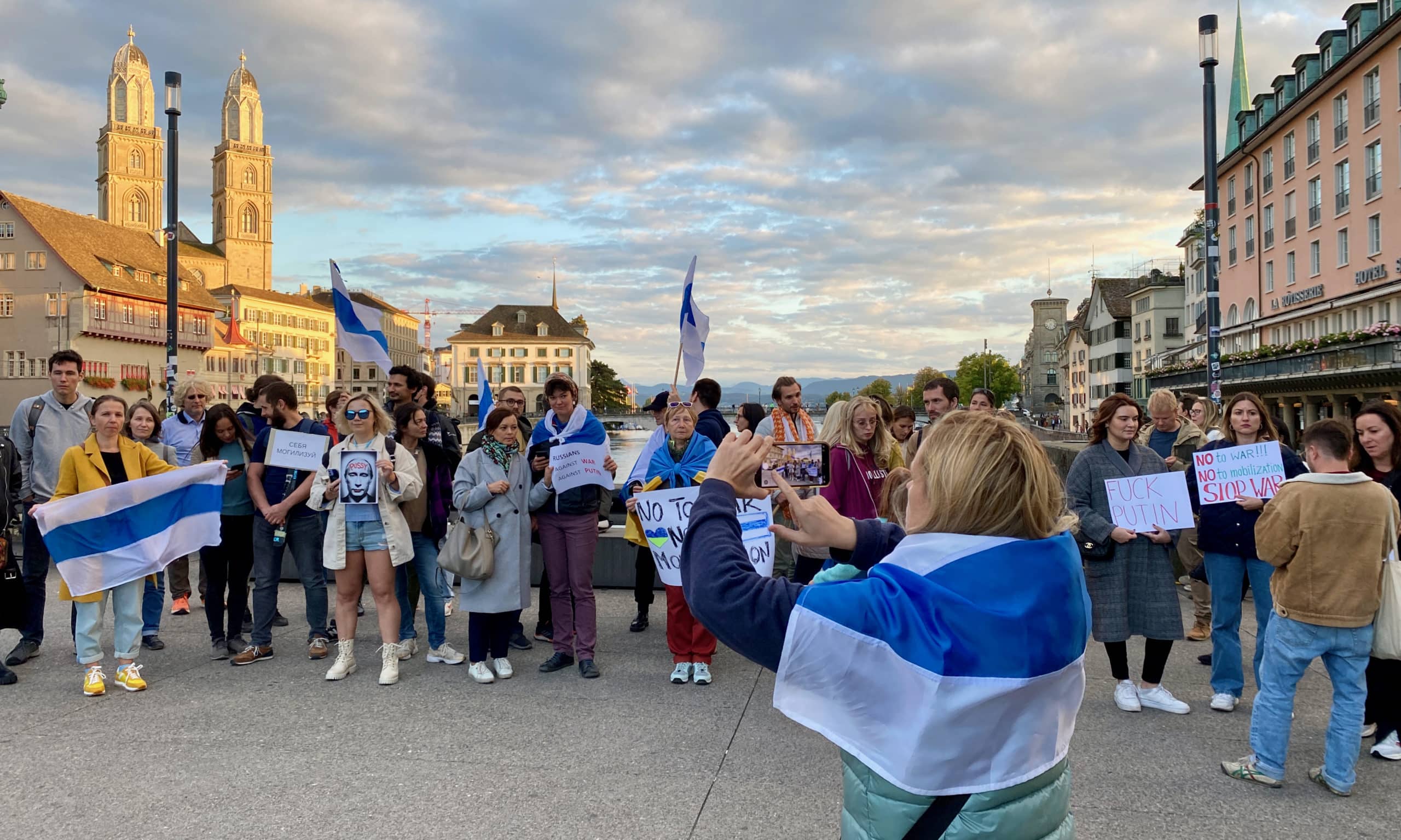 На митинги солидарности с Украиной, против войны России в Украине приходят граждане разных стран. Цюрих, 21 сентября 2022 г. (© forall.swiss)