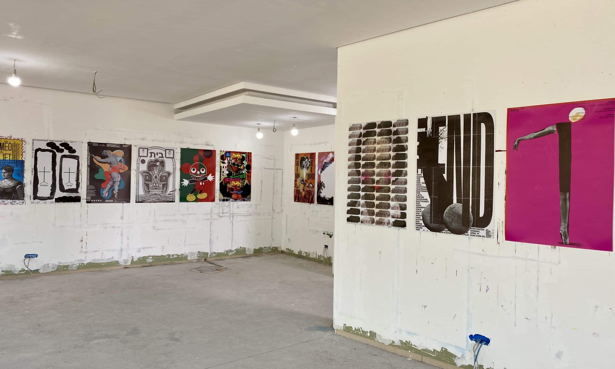 Вид на одну из выставок в Dukley Gardens, СловоНово’21. Будва, Черногория. (© forall.swiss)