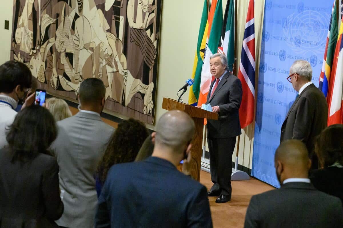 Генсекретарь ООН Антониу Гутерриш (António Guterres) 24 февраля 2022 года говорит в Нью-Йорке журналистам: «Мы наблюдаем российские военные операции на суверенной территории Украины в масштабах, которых Европа не видела десятилетиями… Я повторяю свой вчерашний призыв к президенту Путину: остановите военную операцию. Верните войска в Россию… Решения грядущих дней изменят наш мир и напрямую повлияют на жизни миллионов и миллионов людей. В соответствии с Уставом еще не поздно спасти это поколение от бедствий войны. Нам нужен мир». На стене - гобелен с копией «Герники» Пабло Пикассо - обвинение фашизму и войне работы Жаклин де ля Бом Дюррбак, (© UN Photo/Loey Felipe)