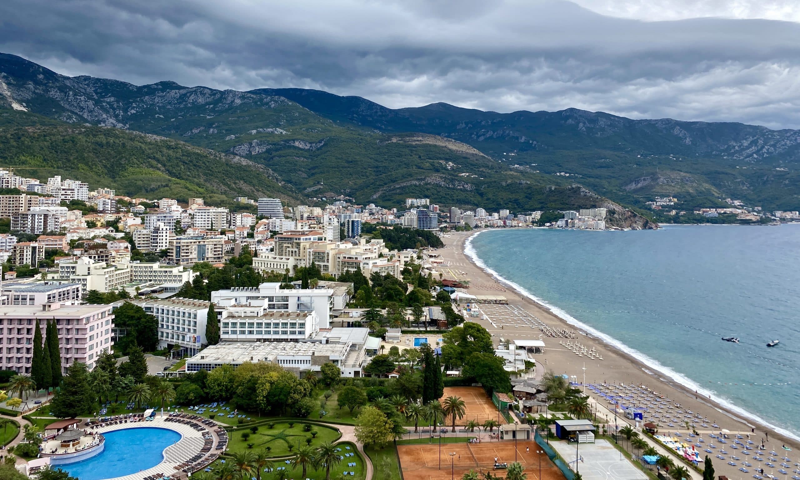 Вид на Будванскую ривьеру из гостиничного комплекса Dukley Gardens. 24-30 сентября 2022 г. (© forall.swiss)