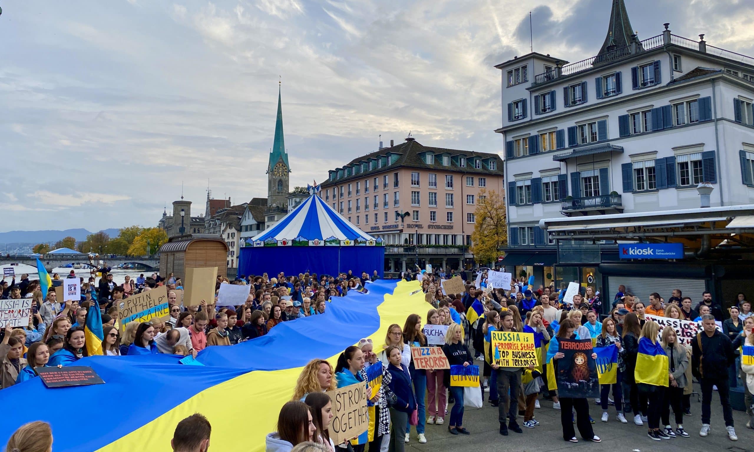 После массовых российских обстрелов украинских городов митинг солидарности с Украиной прошли во многих городах разных стран. Цюрих, 11 октября 2022 г. (© forall.swiss)