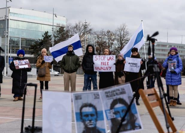 «Кто не в тюрьме, сам несвободен и скован цепями страха»
