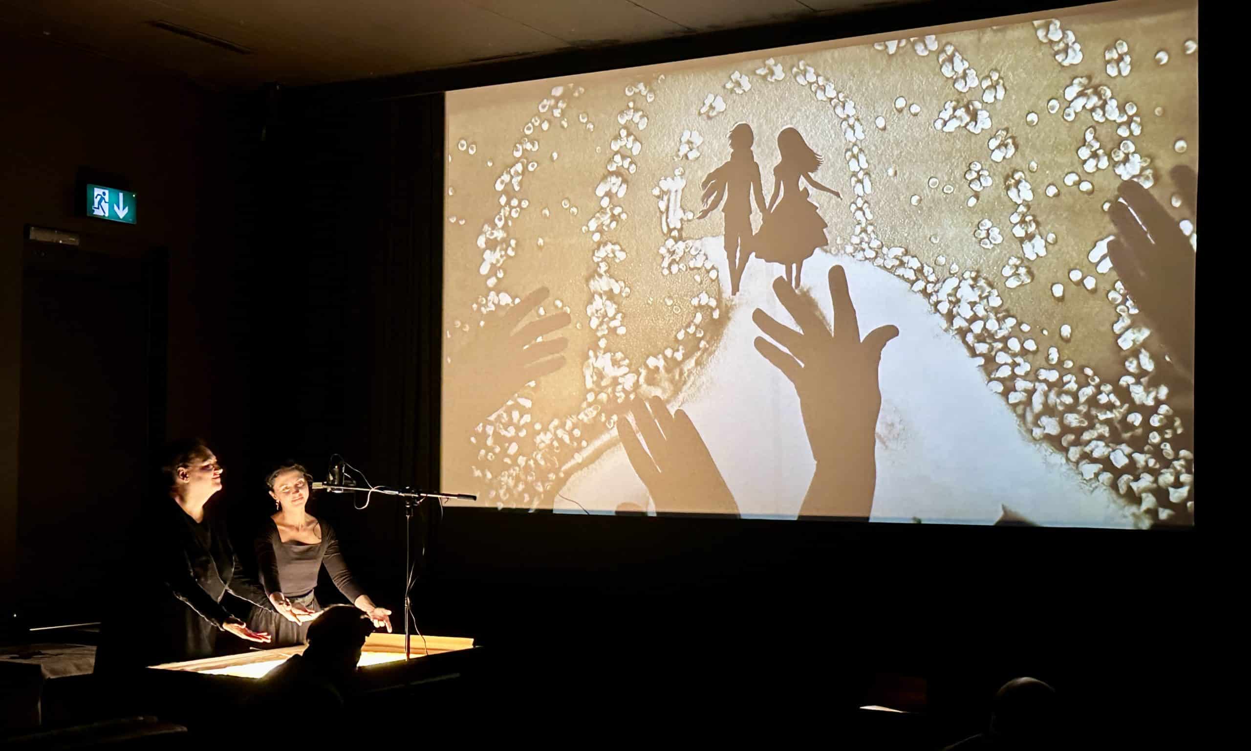 Пісочне шоу-казка «Снігова Королева» від Київського театру пісочної анімації «Золотий Лев» в Цюріху. / Песочное шоу-сказка «Снеговая королева» от Киевского театра песочной анимации «Золотой лев» в Цюрихе. 7.01.2023 (© forall.swiss)