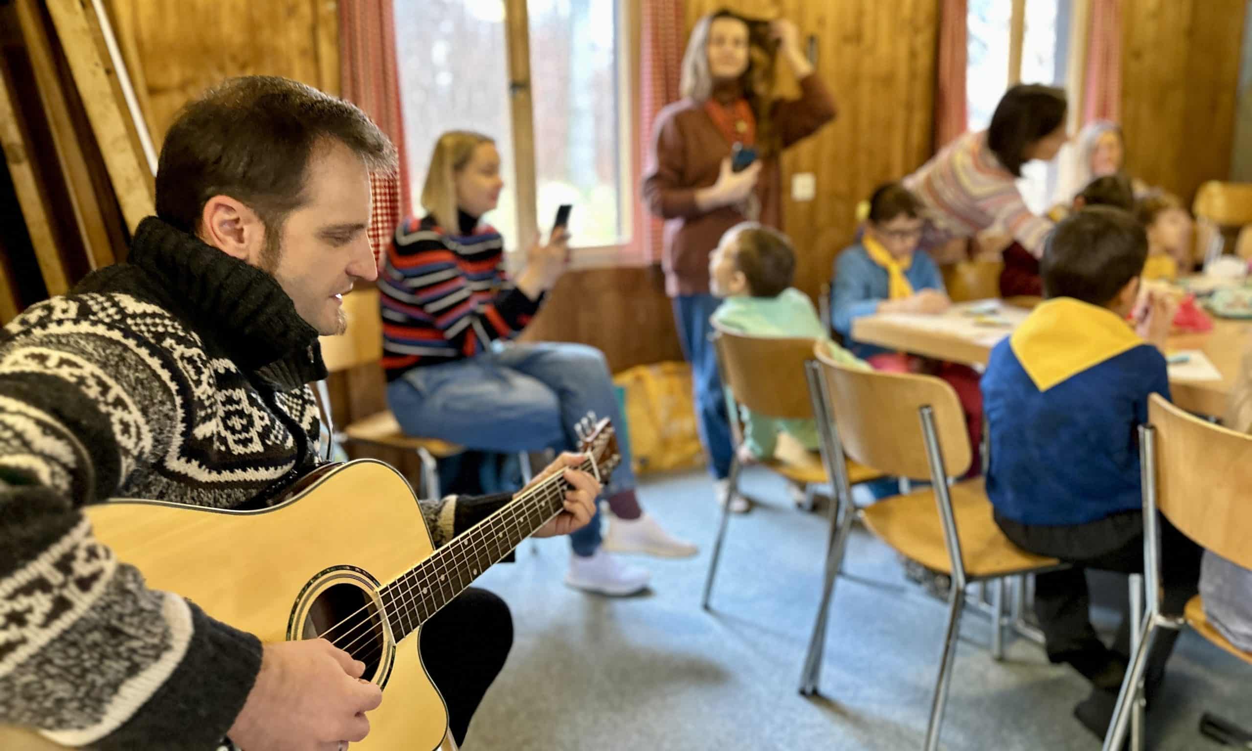 В гостях у пластунів - чудові пісні українського музиканта, артиста, диктора, засновника та вокаліста рок-гурту «Холодне сонце» Василя Гоцко. / В гостях у пластунов - замечательные песни украинского музыканта, артиста, диктора, основателя и вокалиста рок-группы «Холодне сонце» Василия Гоцко. 8.01.2023 (© forall.swiss)