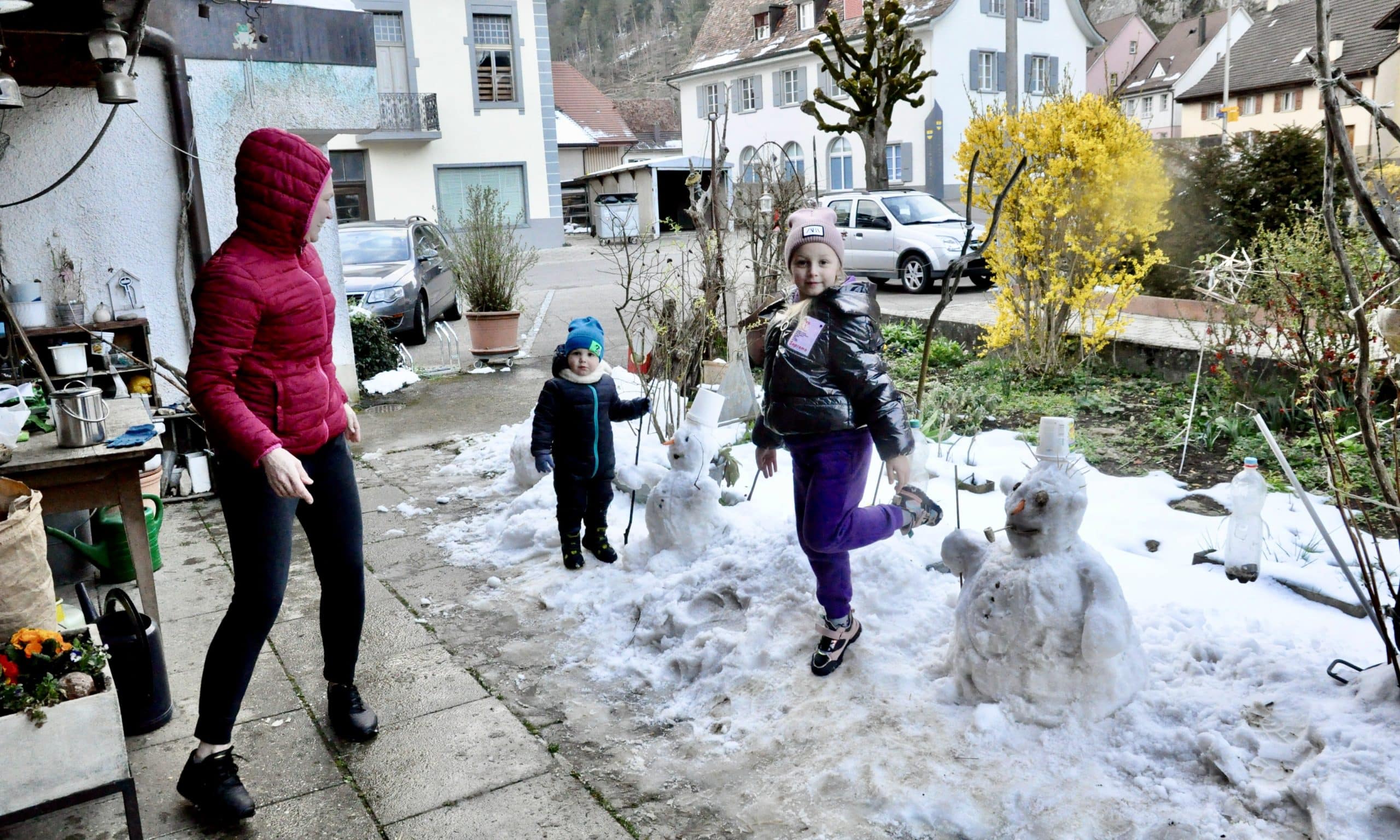 Schneemannbauen vor dem Haus mit Anna und Mikhail und Svetlana. Kleinlützel, 4.April 2022. (© Jean-Pierre Weiss)