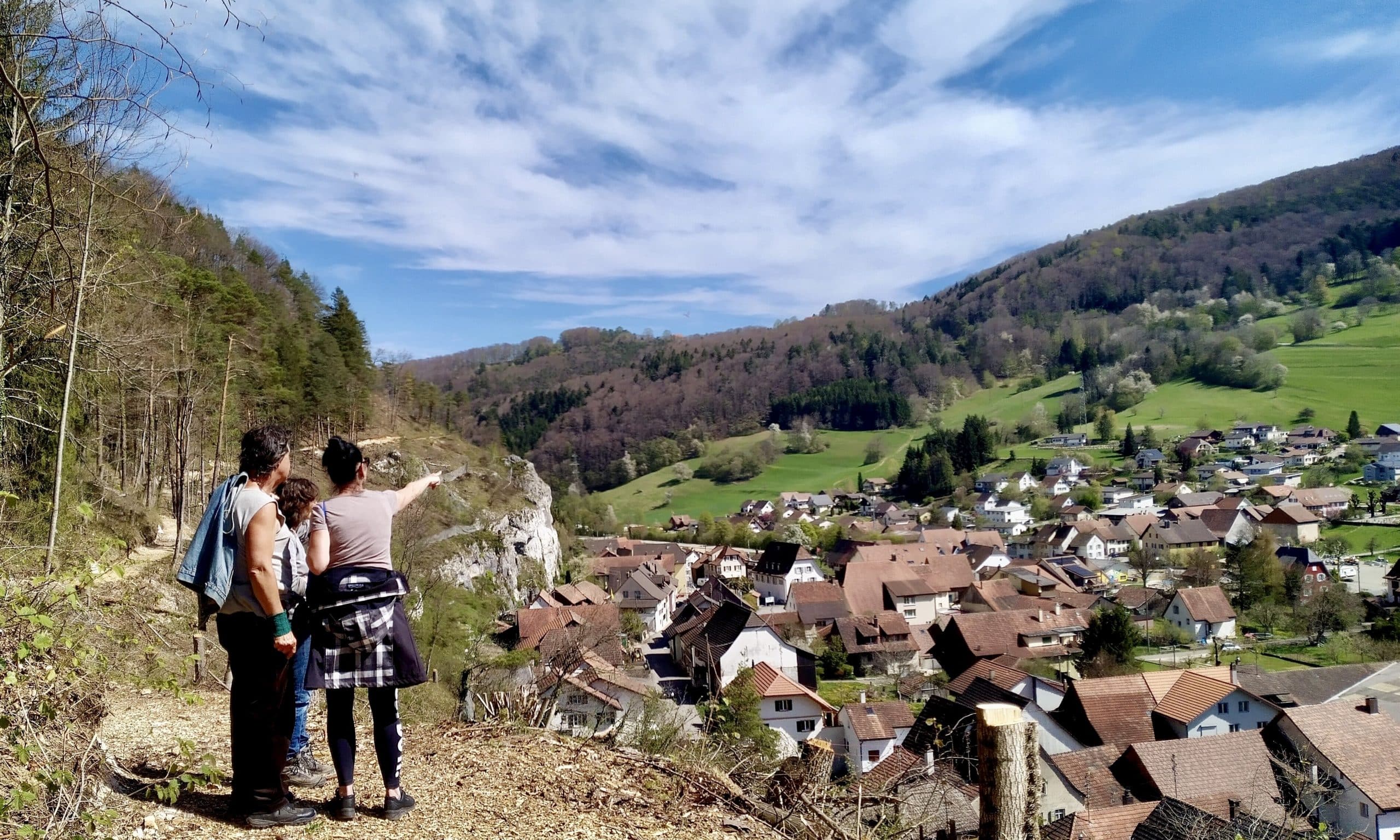 Wanderung mit Ukrainerinnen mit Dorfbesichtigung. Kleinlützel, 17.April 2022. (© Jean-Pierre Weiss)