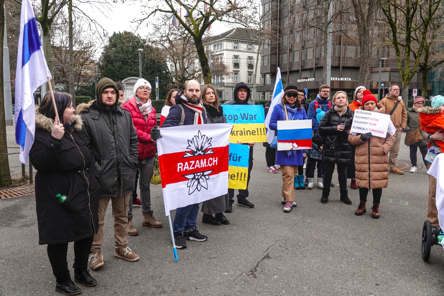 Акция «Россияне против войны» объединила 25 февраля 2023 г. в Цюрихе граждан разных стран. (© Илья Фомин)