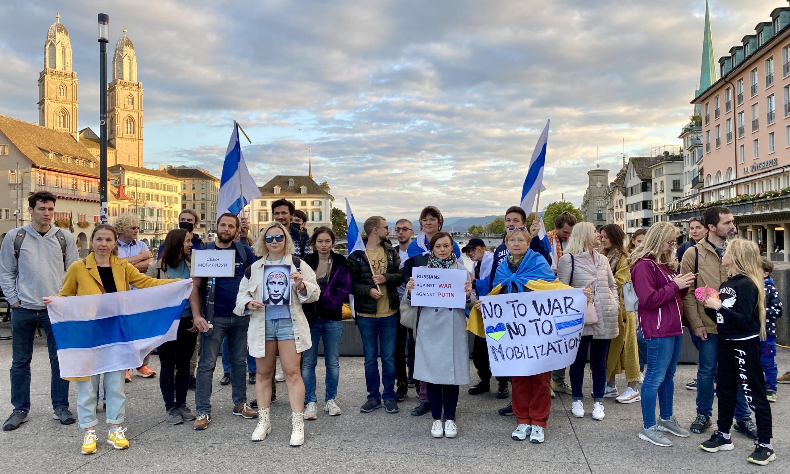 Евгения держит плакат «No to war - No to mobilization». Цюрих, 21 сентября 2022 г. (© forall.swiss)